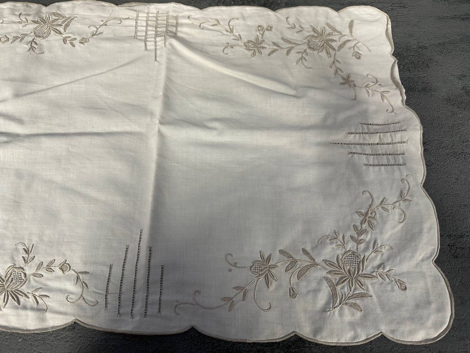 Old embroidered cotton table runner - circa 1900 - l 105 cm / l 68 cm