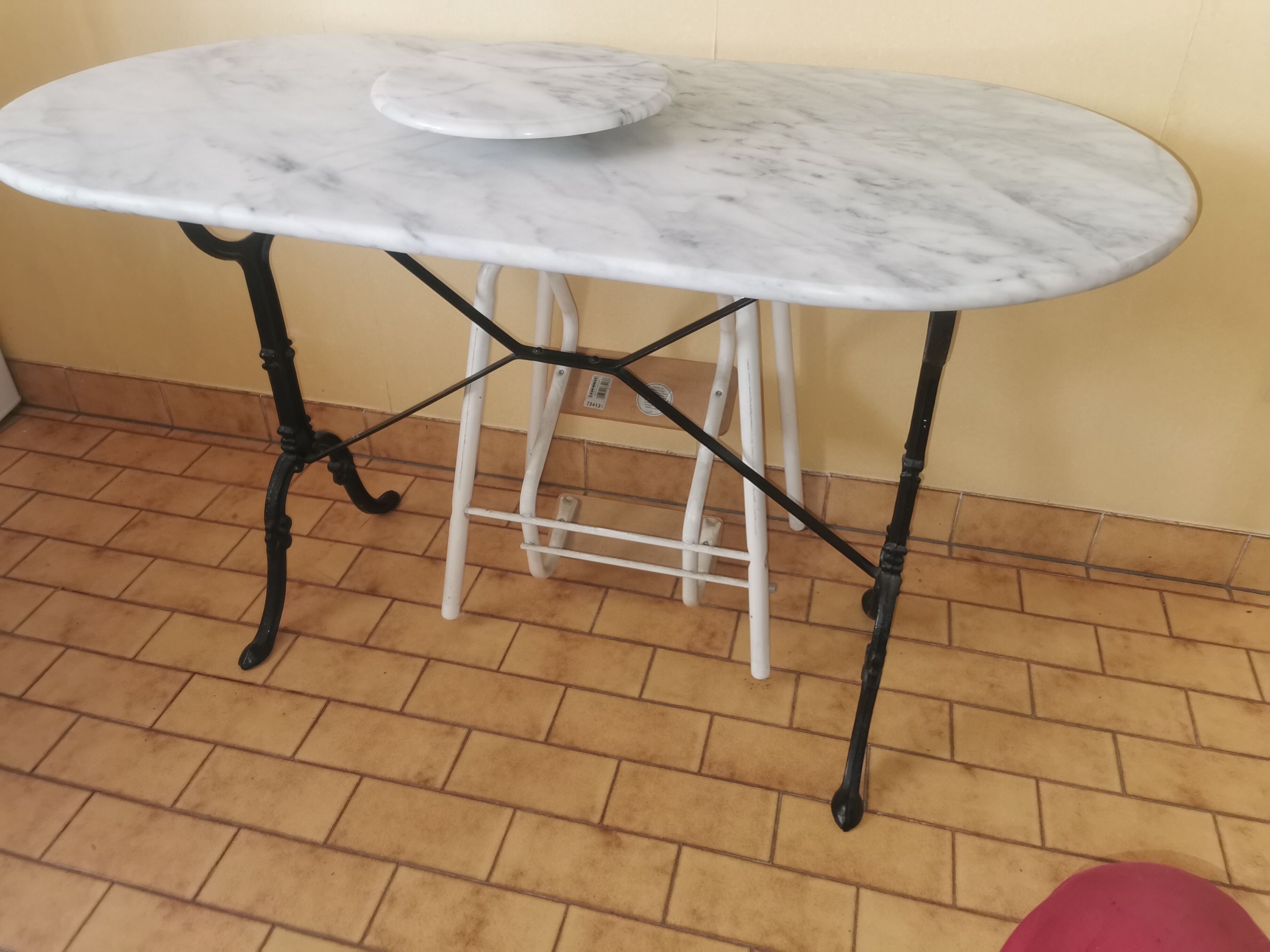 Table bistrot dessus marbre pieds fonte avec plateau tourant