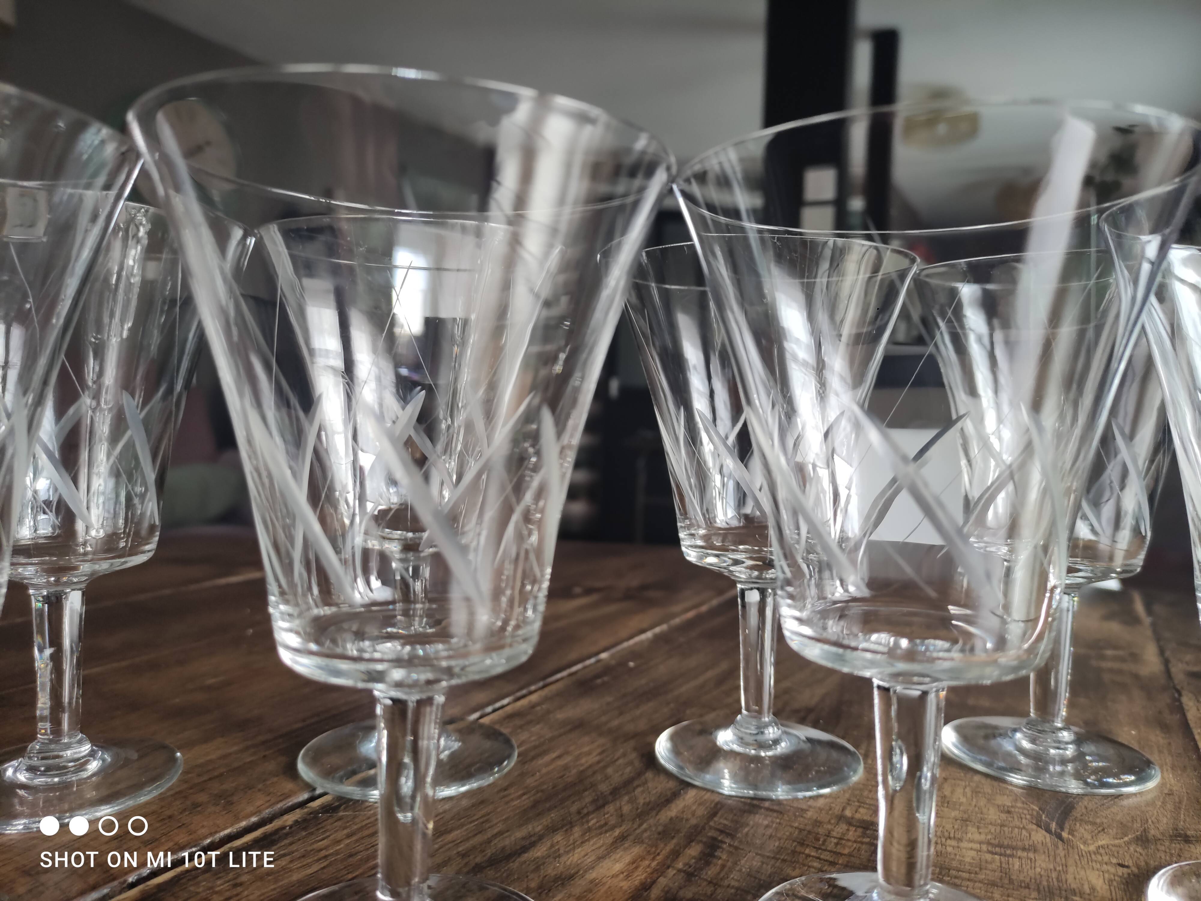 Lot de 8 verres à vin buvant évasé en cristal ancien ciselé