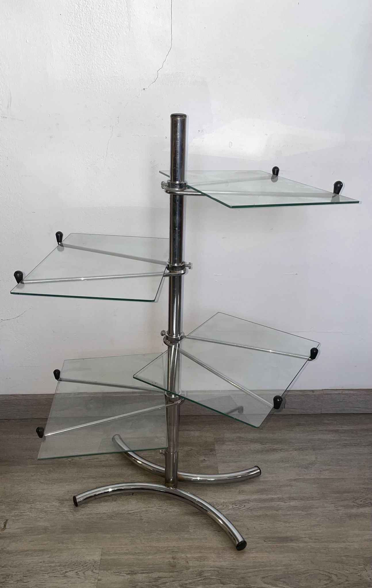 Étagère à quatre plateau orientable en métal chromé