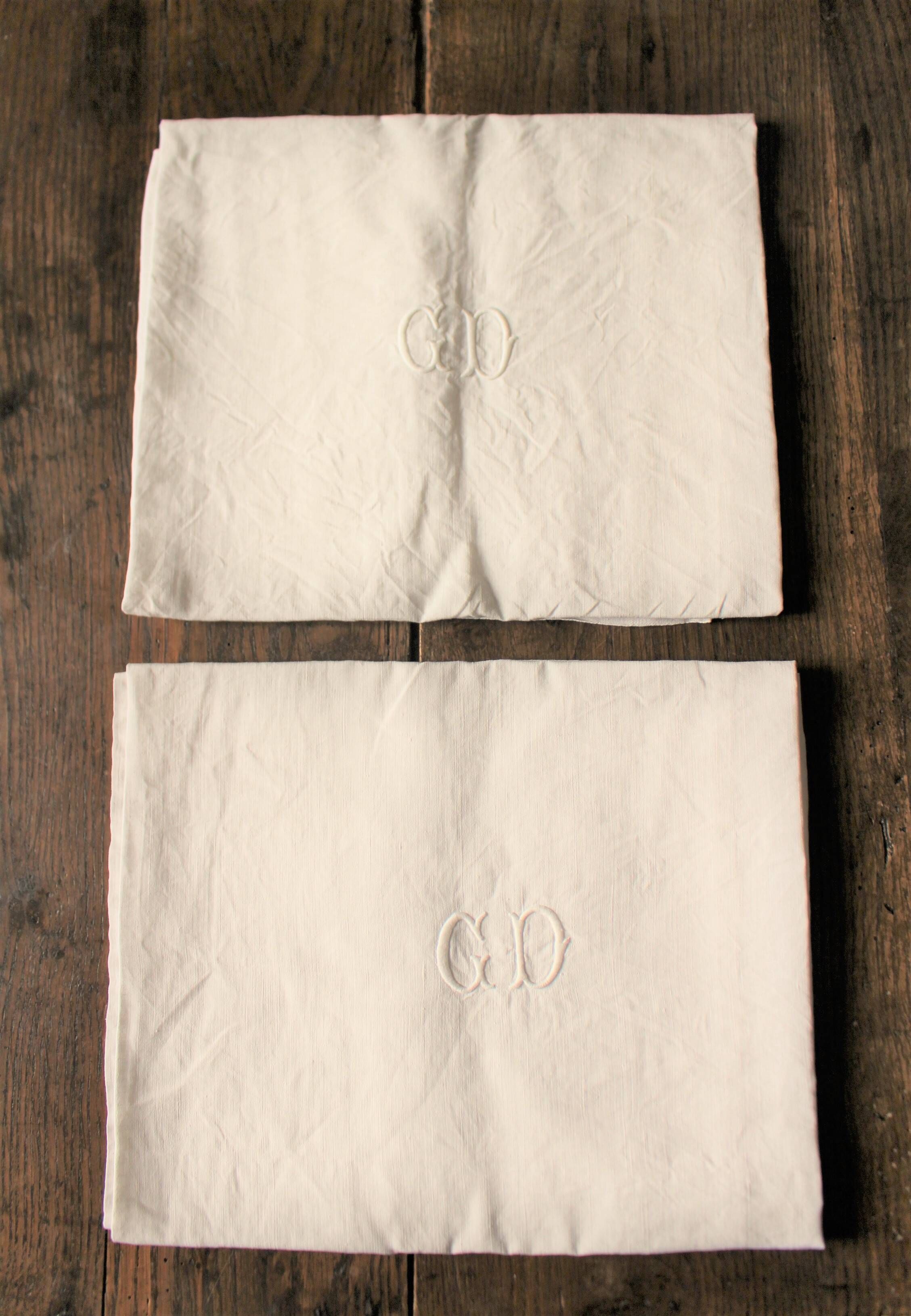 Un Lot de 2 serviettes de table lin blanc monogrammes G D