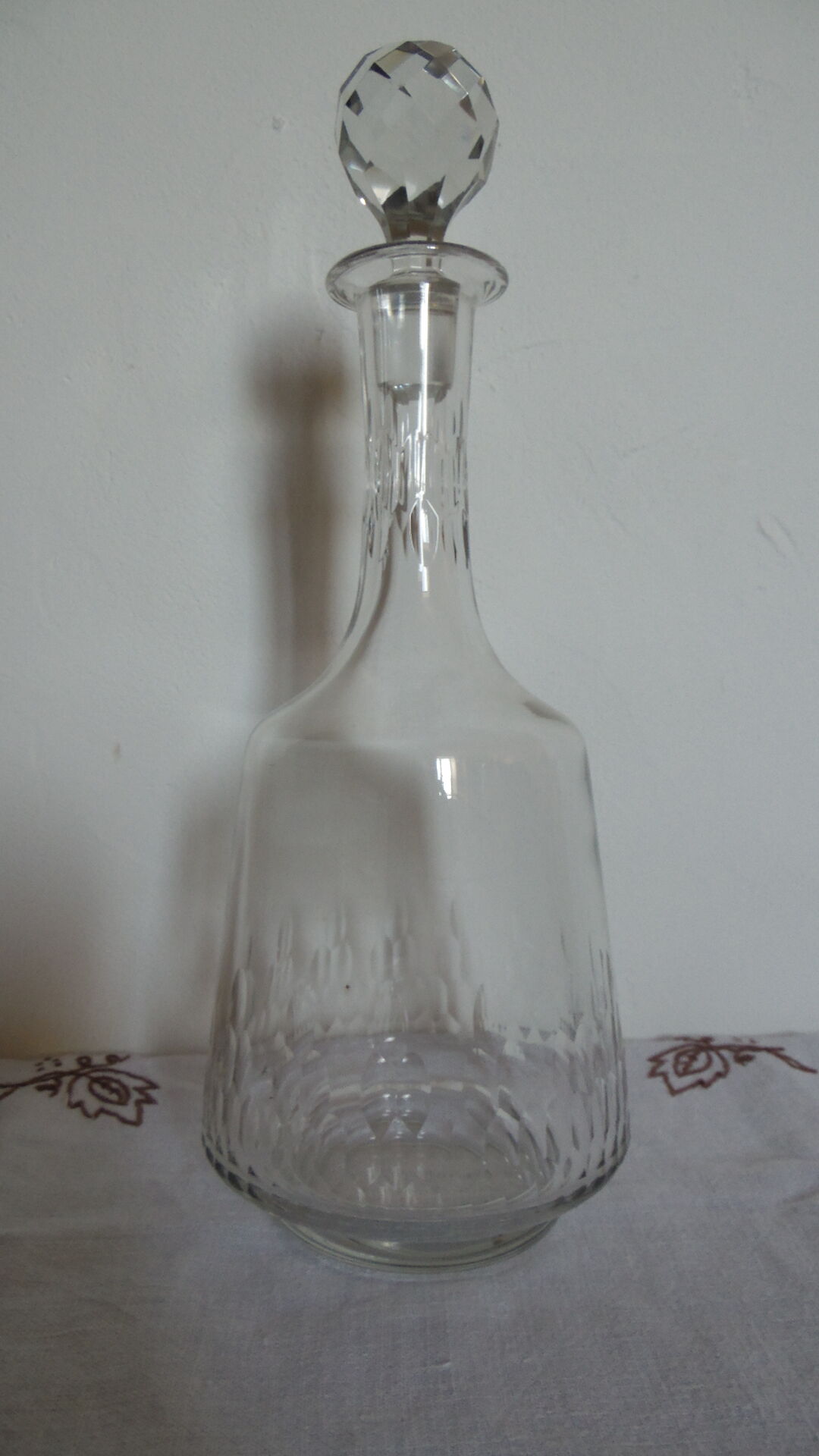 Hand-cut glass decanter, faceted glass cap