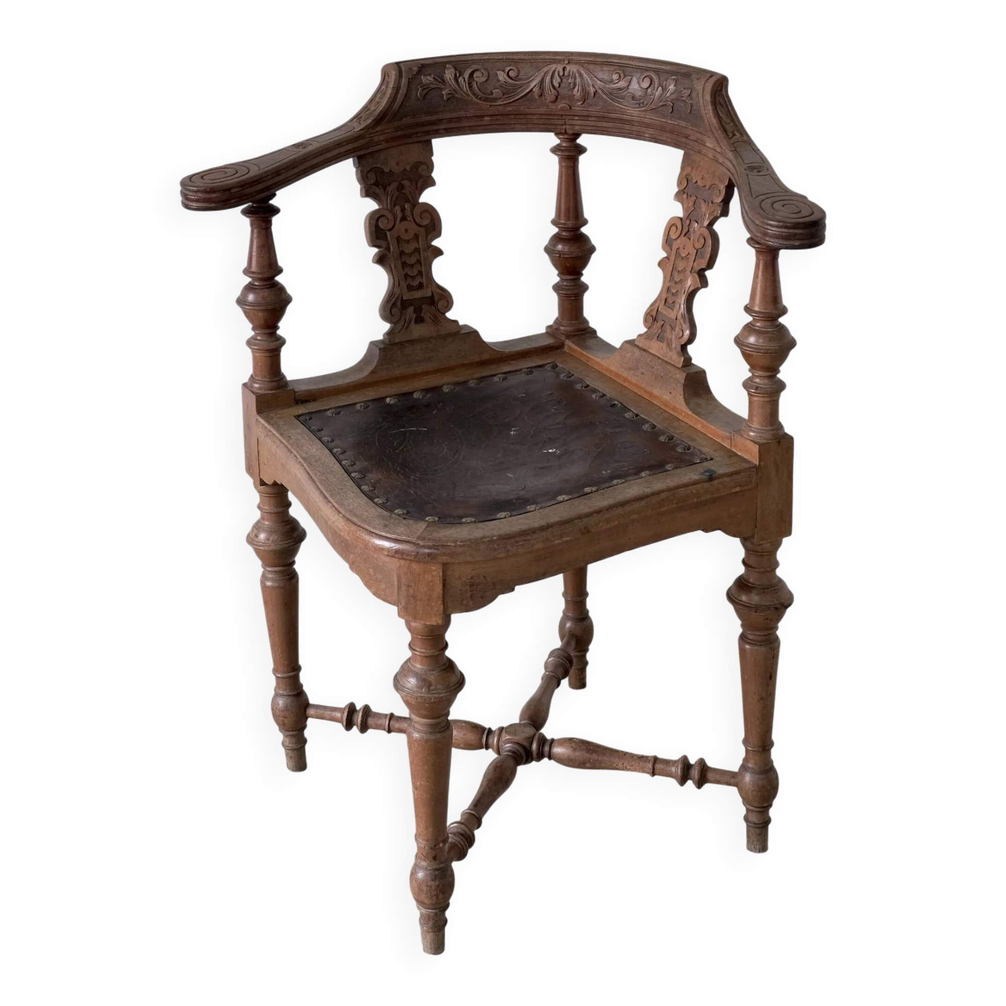 Fauteuil d'angle ancien sculpté avec assise en cuir