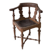 Fauteuil d'angle ancien sculpté avec assise en cuir