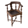 Fauteuil d'angle ancien sculpté avec assise en cuir