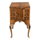 Bureau de style Queen Anne en placage de loupe de noyer, XXe siècle