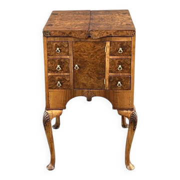 Bureau de style Queen Anne en placage de loupe de noyer, XXe siècle