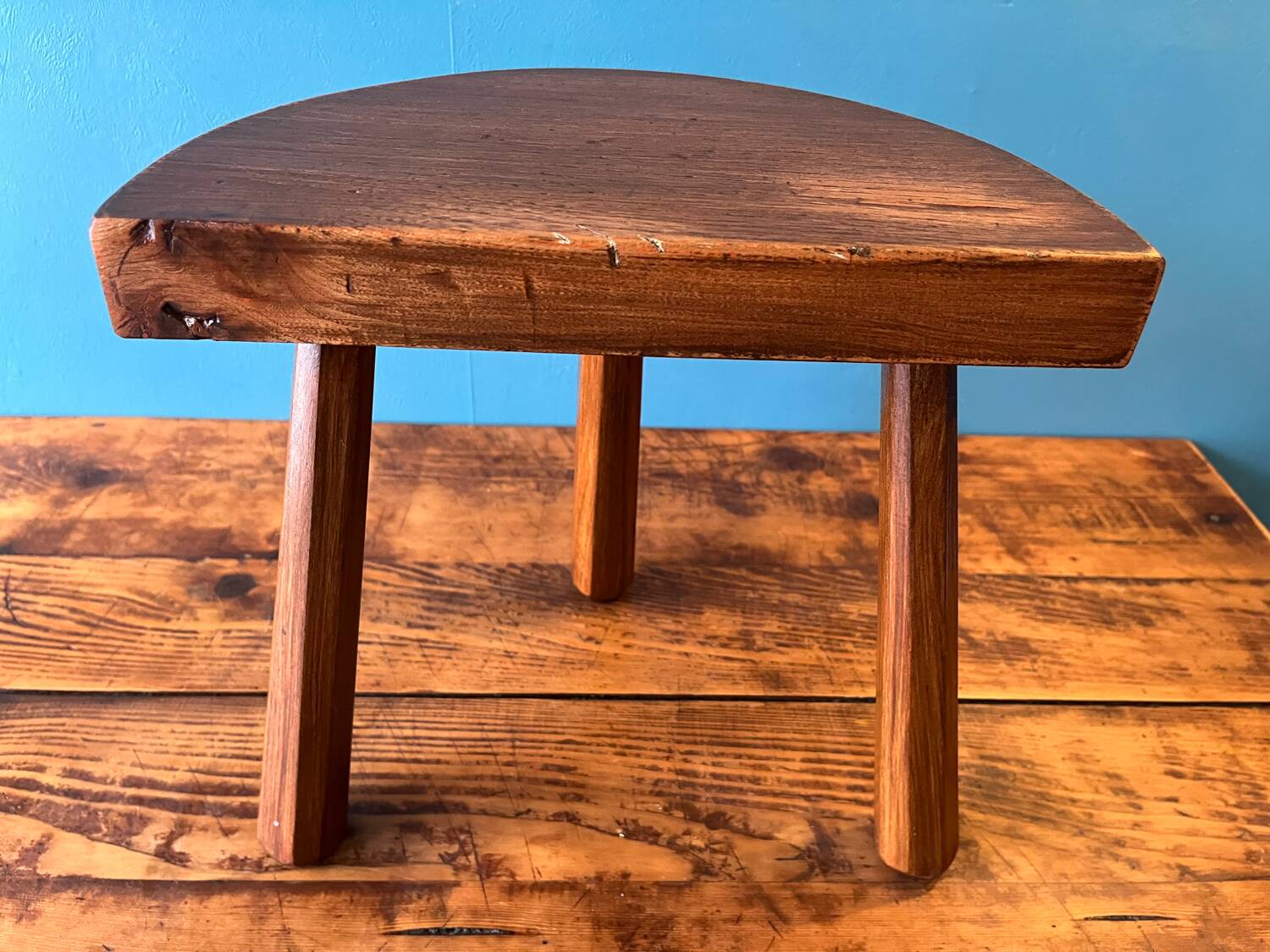 Tabouret tripode en orme