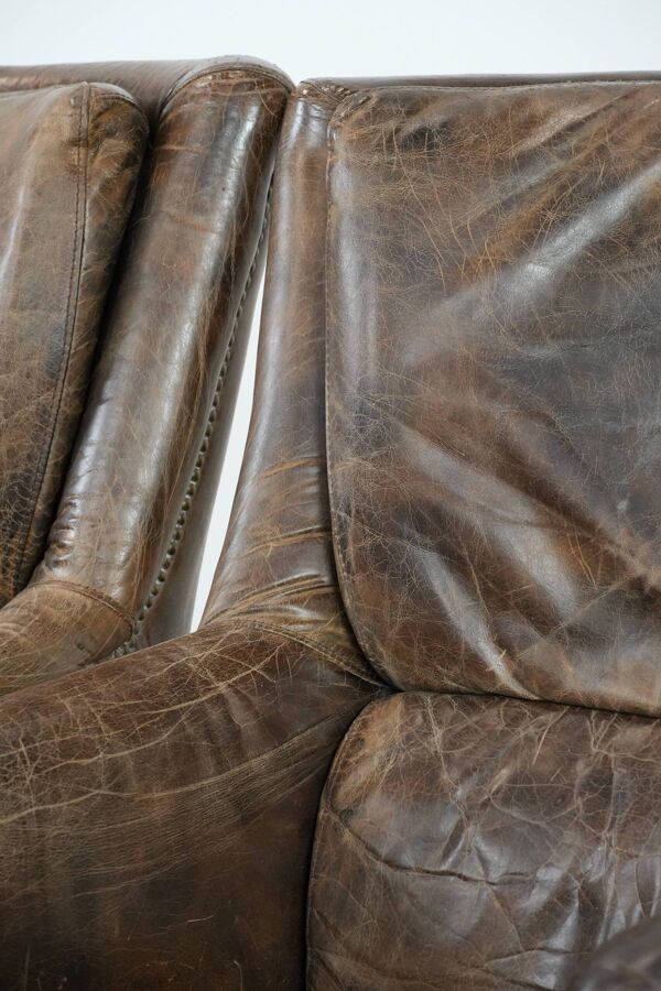 Ensemble très confortable de deux fauteuils en cuir de vache vintage.