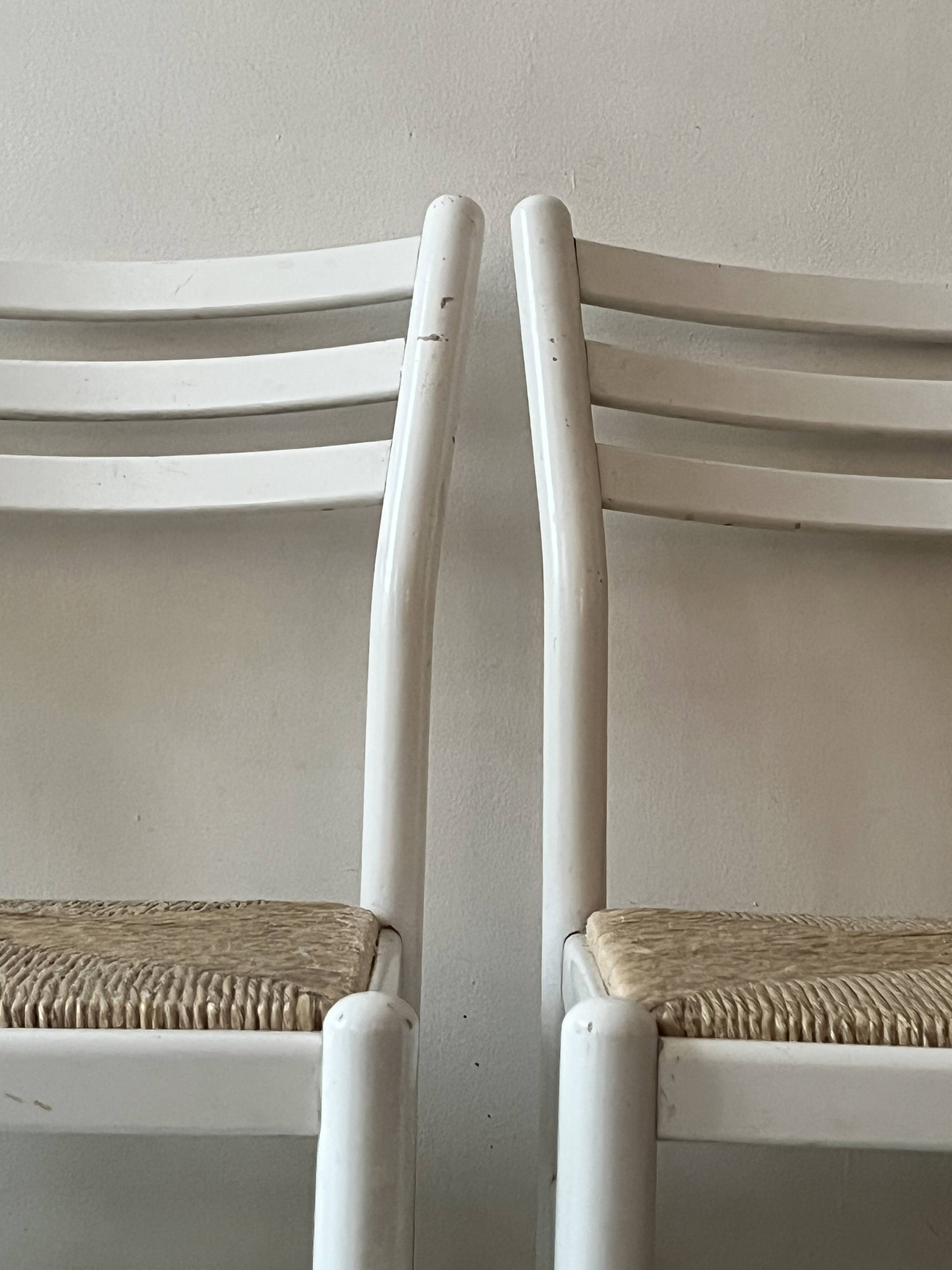Paire de chaises vintage en bois blanc et paille