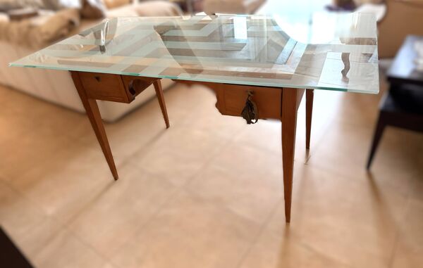 Bureau ancien en merisier avec plateau cuir noir et plaque de verre