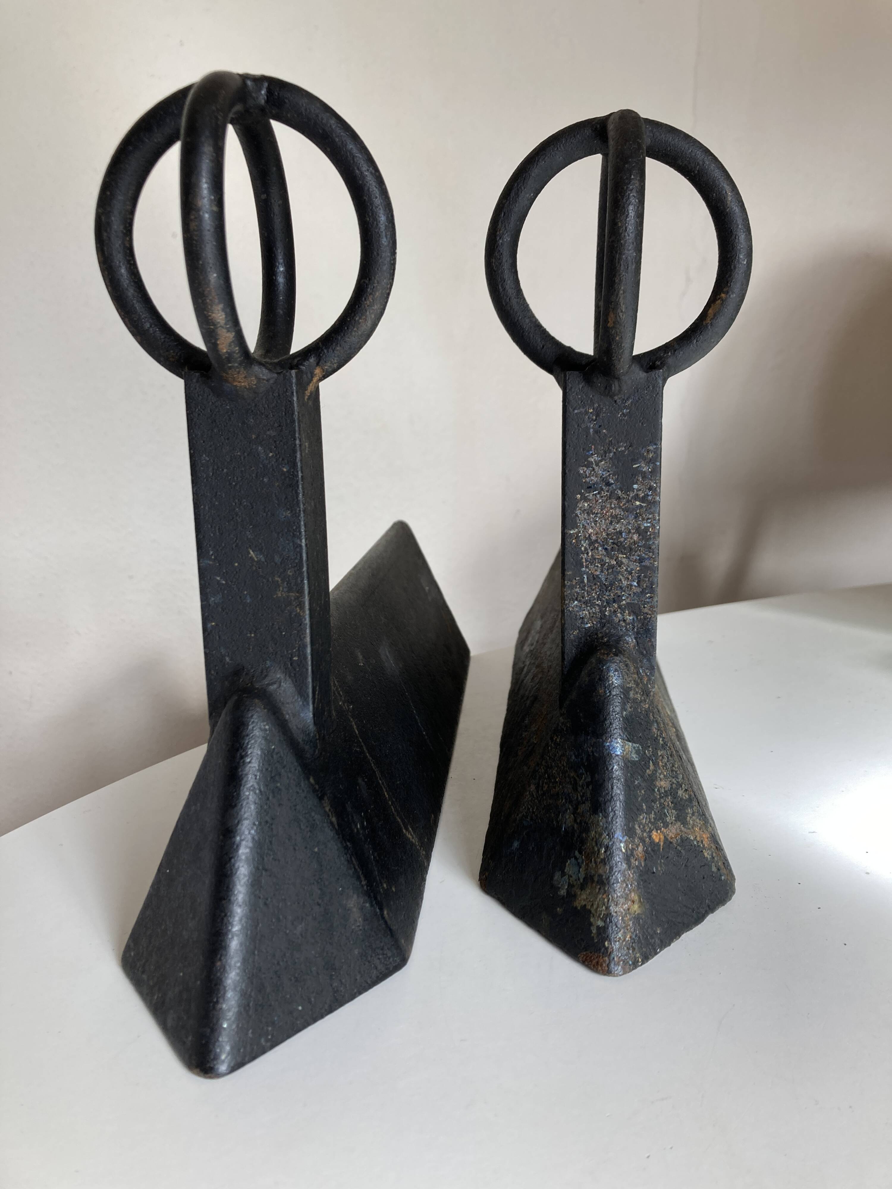 Paire de chenets modenistes en fonte 1950