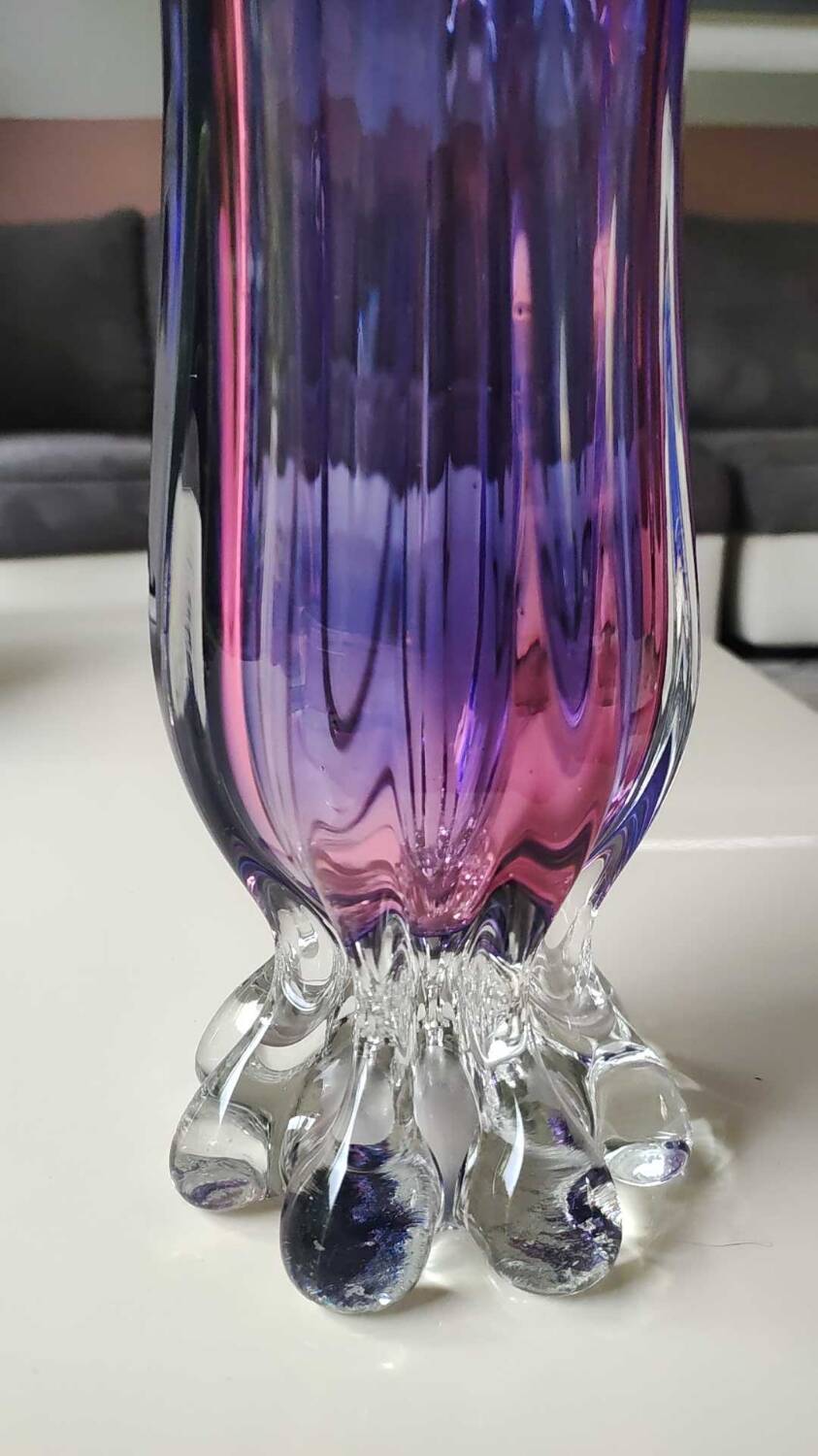 Vase Design forme Florale/Corolle, en verre d Art soufflé Murano/Italie. Dégradés de tons bleus/roses. Dim 31 x 10 cm