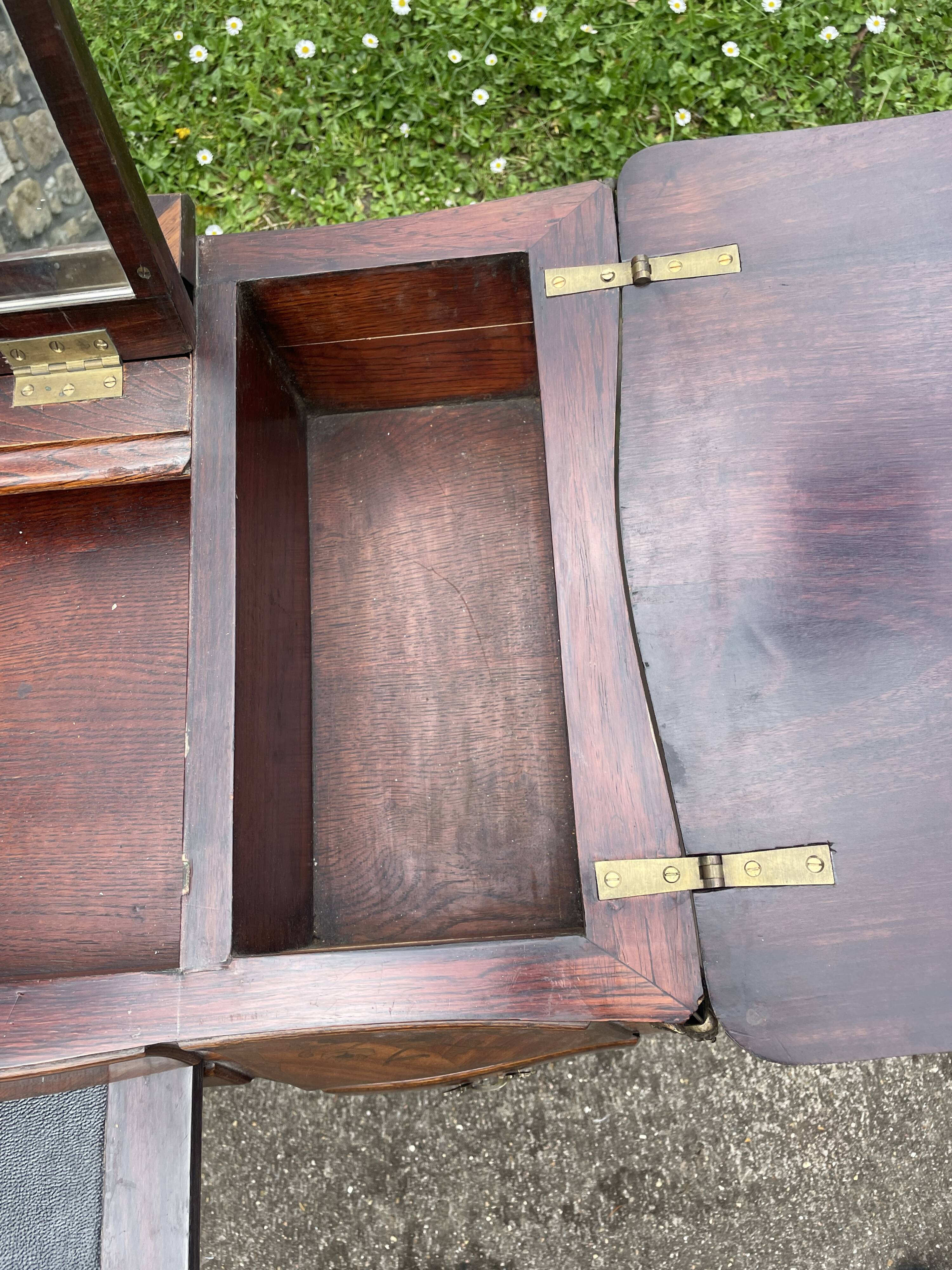 Beautiful marquetry dressing table with floral decoration, all curved (curved) faces in Louis XV style.