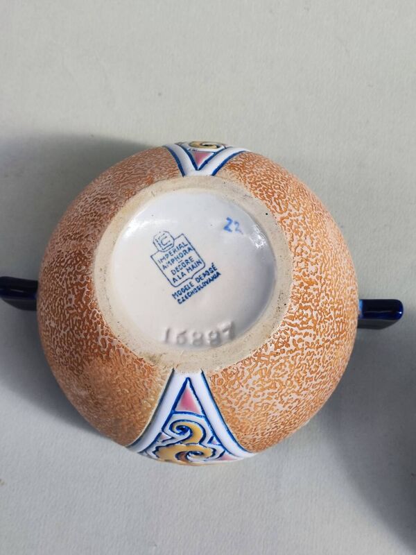 Pot amphore en porcelaine et son couvercle
