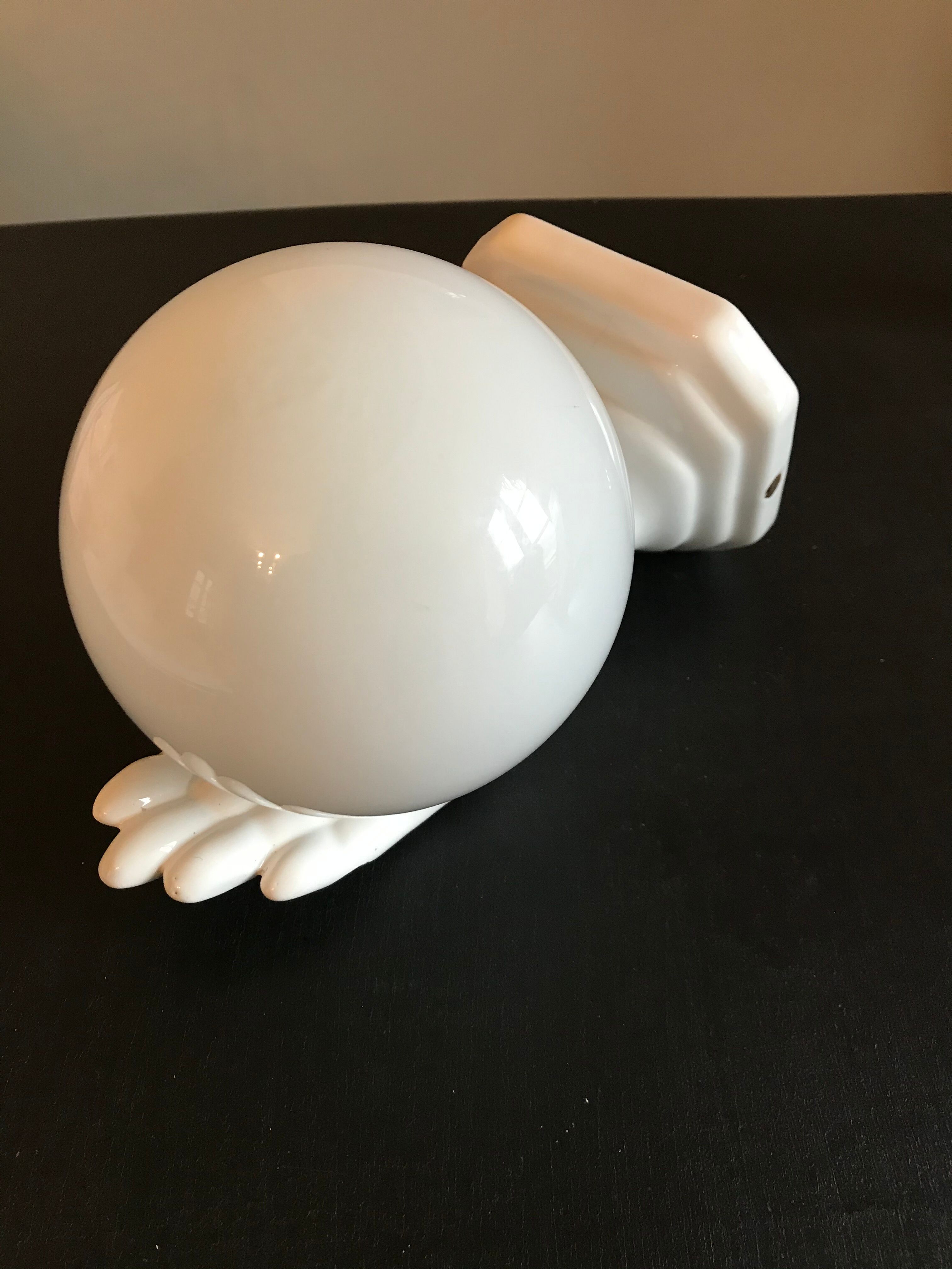 Apply hand in earthenware