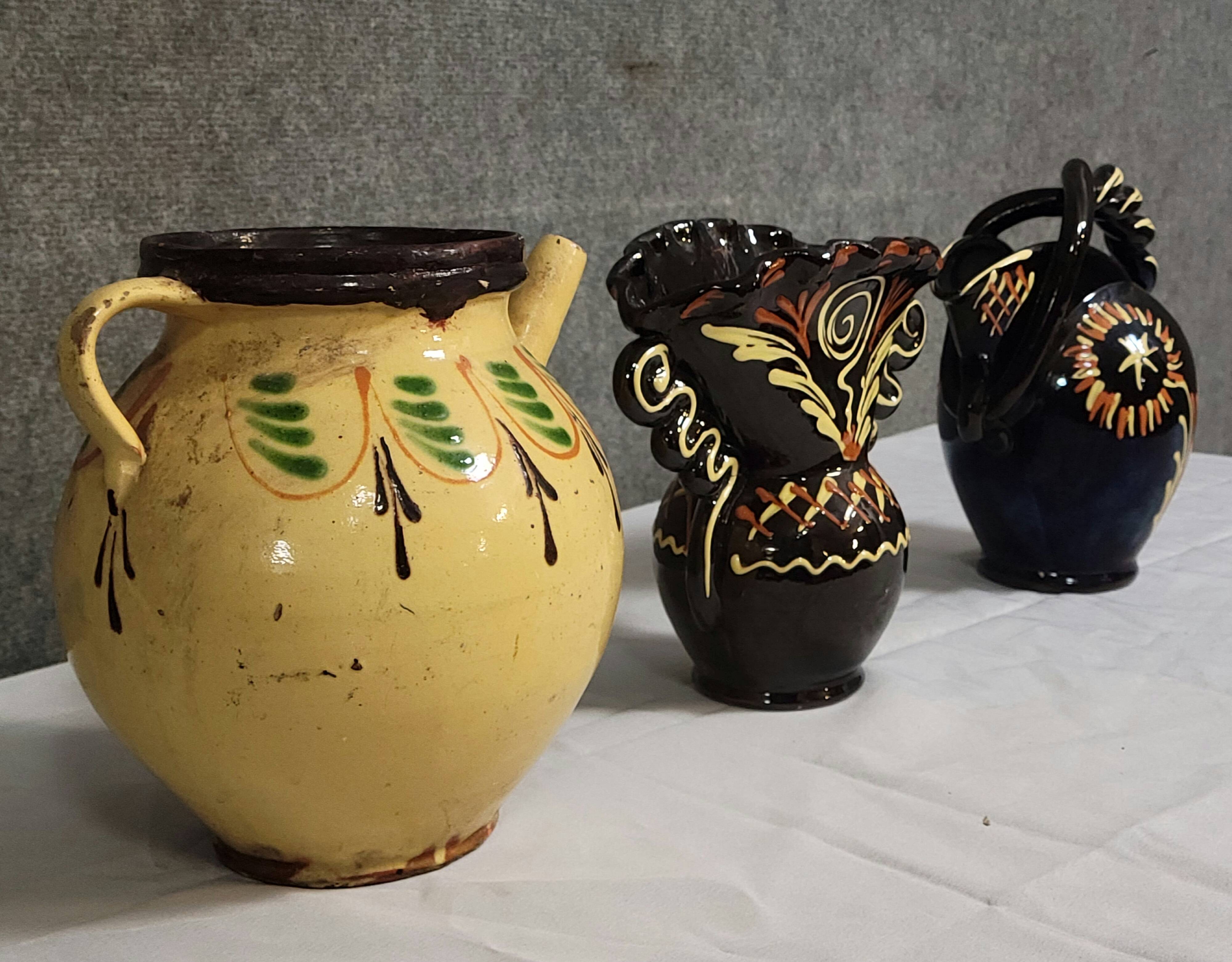 Ensemble composé de trois pièces en céramique vernissée