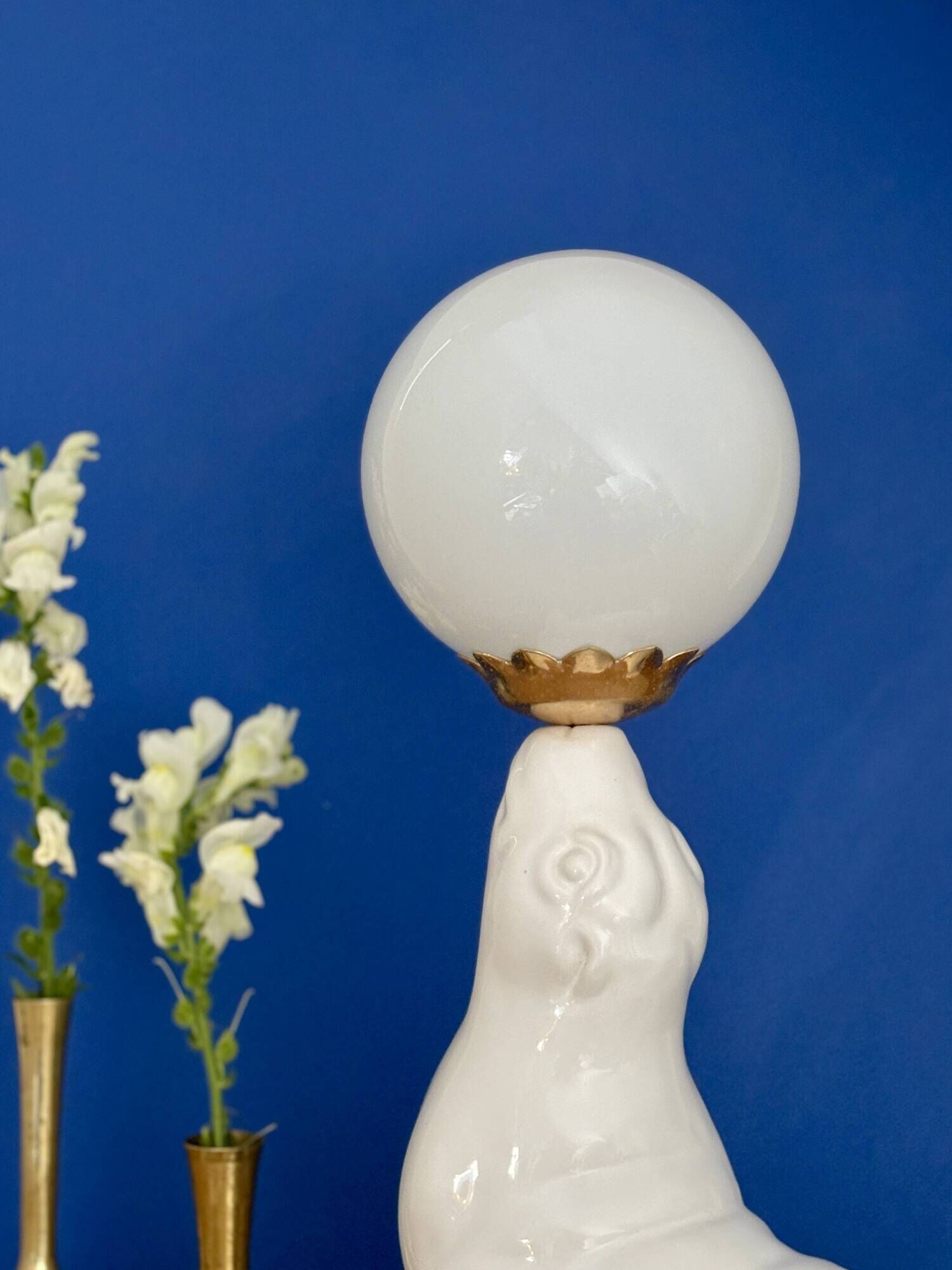 Vintage seal lamp in white ceramic and opaline.