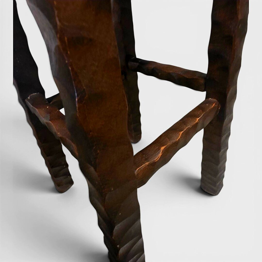 Lot de 2 tabourets brutalistes en bois massif taillé main