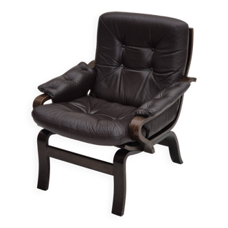 Chaise longue scandinave des années 1970 en état d'origine, cuir marron, bois courbé foncé.
