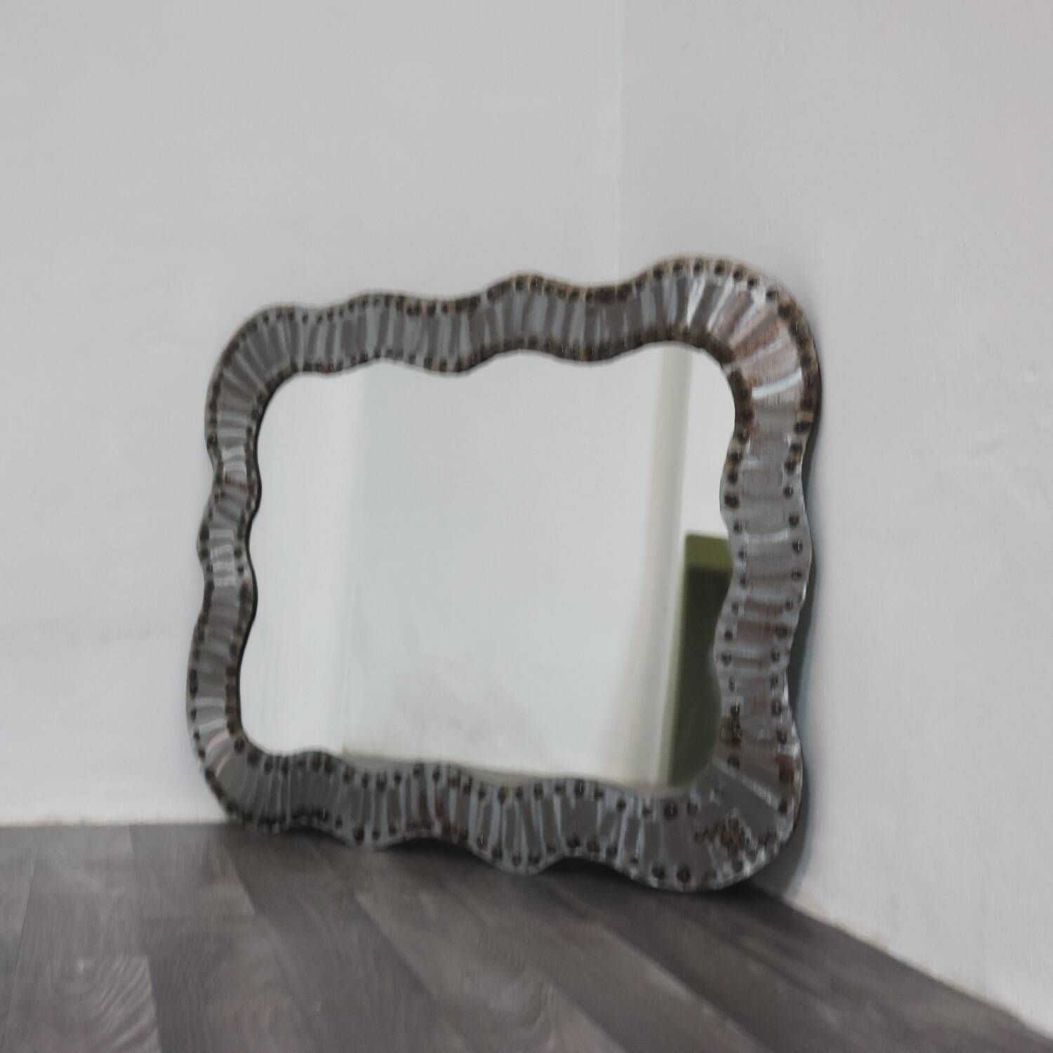 Specchio Da Parete Brutalist Borchiato In Metallo Anni 60 Design Moder