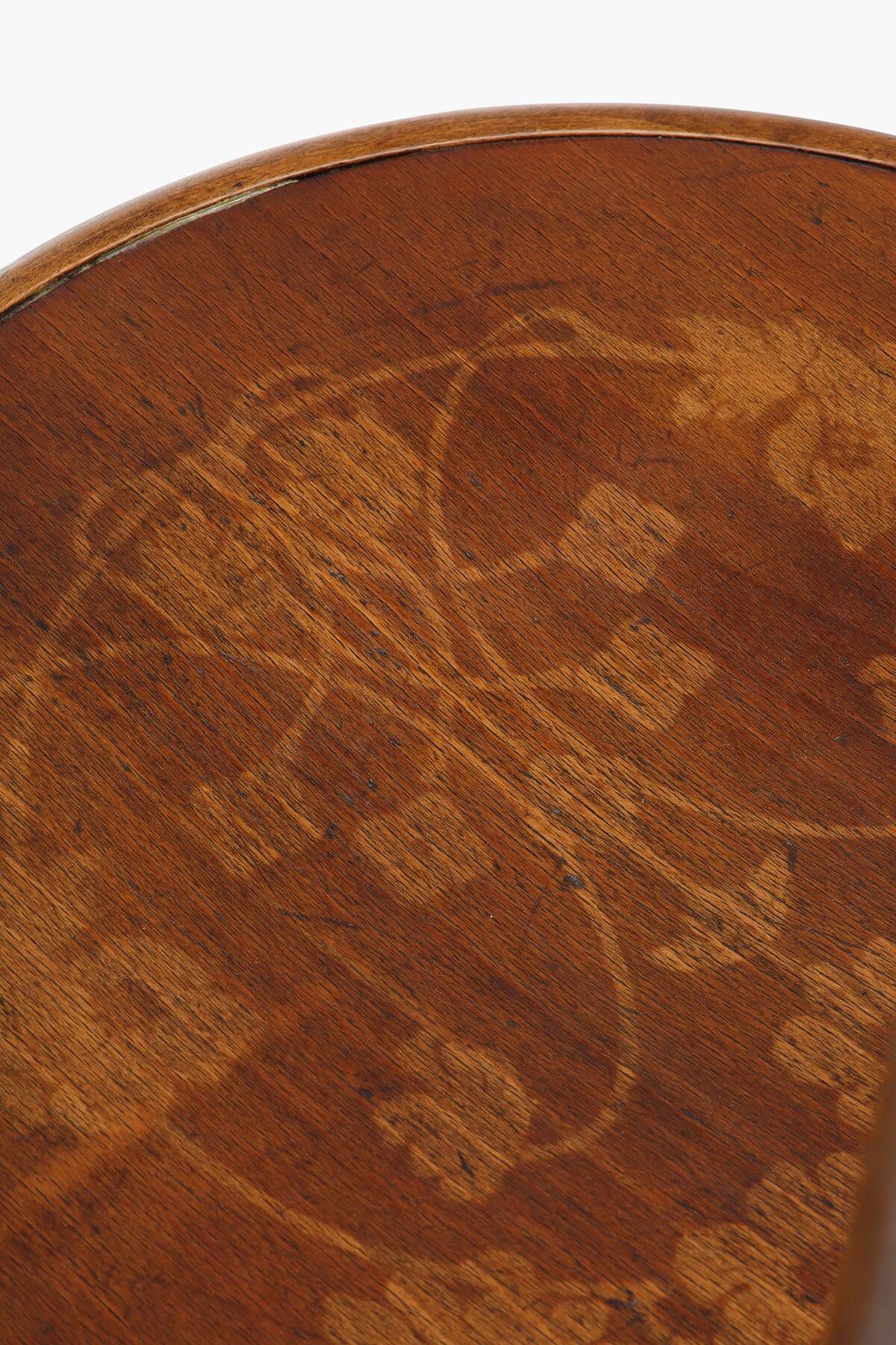 Chaise en bois courbé avec motif floral