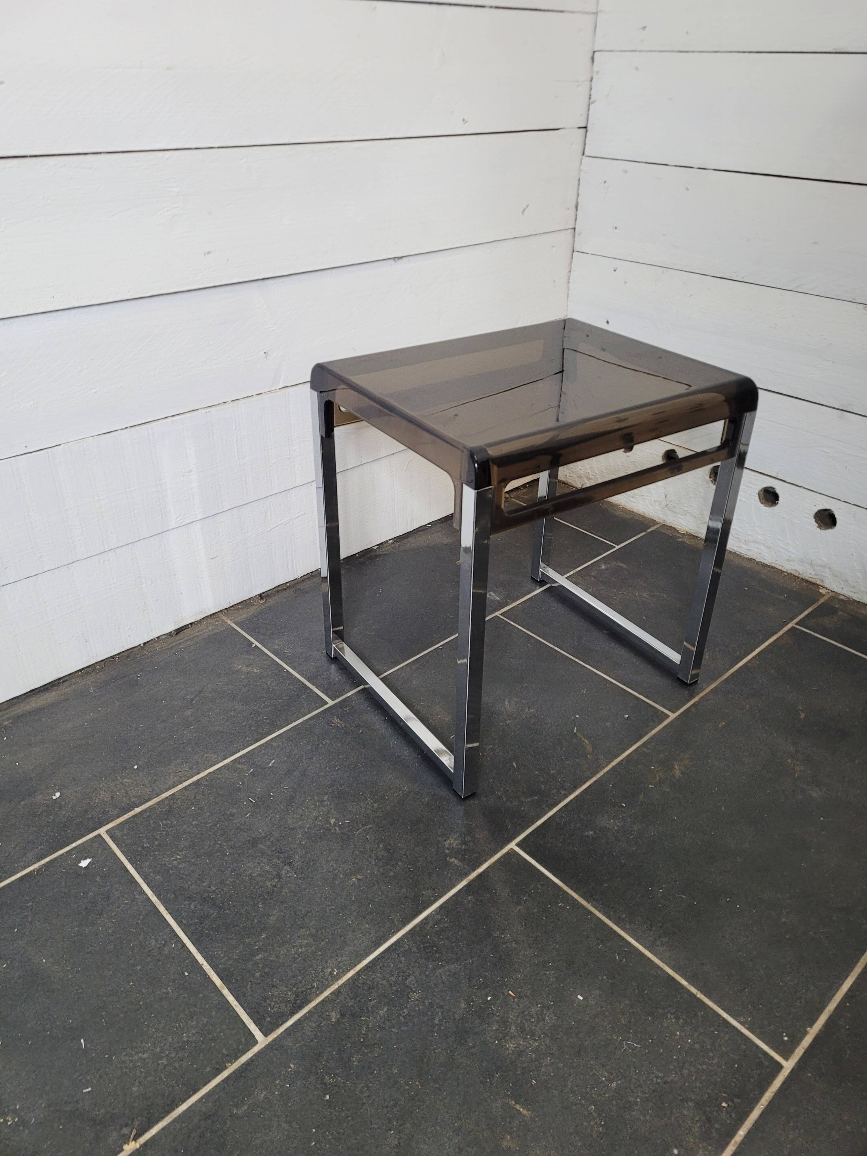 End table with chrome foot and plexiglass top from the 70s