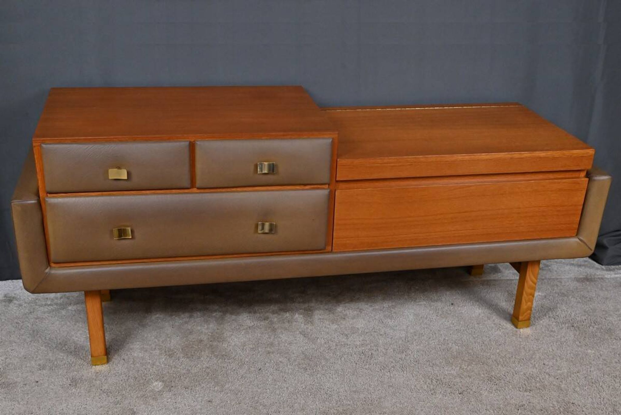 Teak and nubuck hairdresser, by R. Landault – 1970
