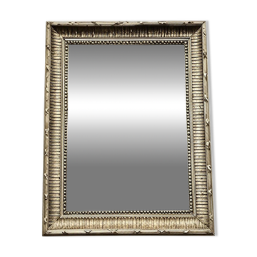 Miroir dans un cadre baguette.