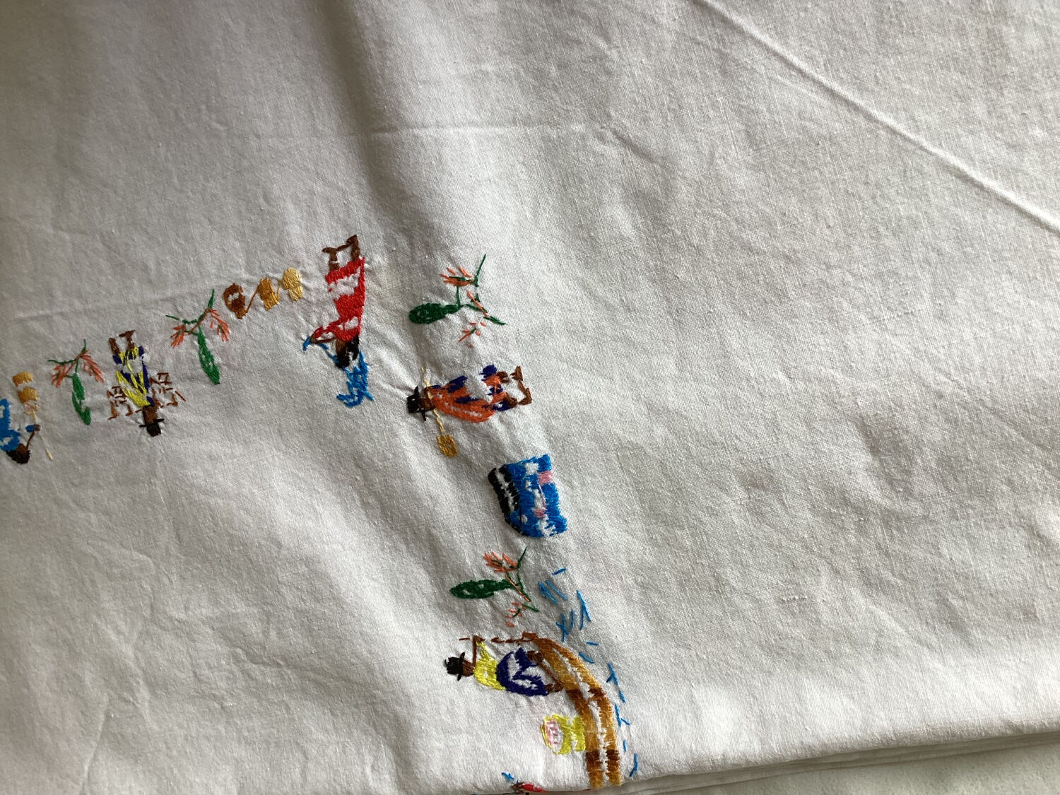 Hand-embroidered tablecloth Malagasy crafts