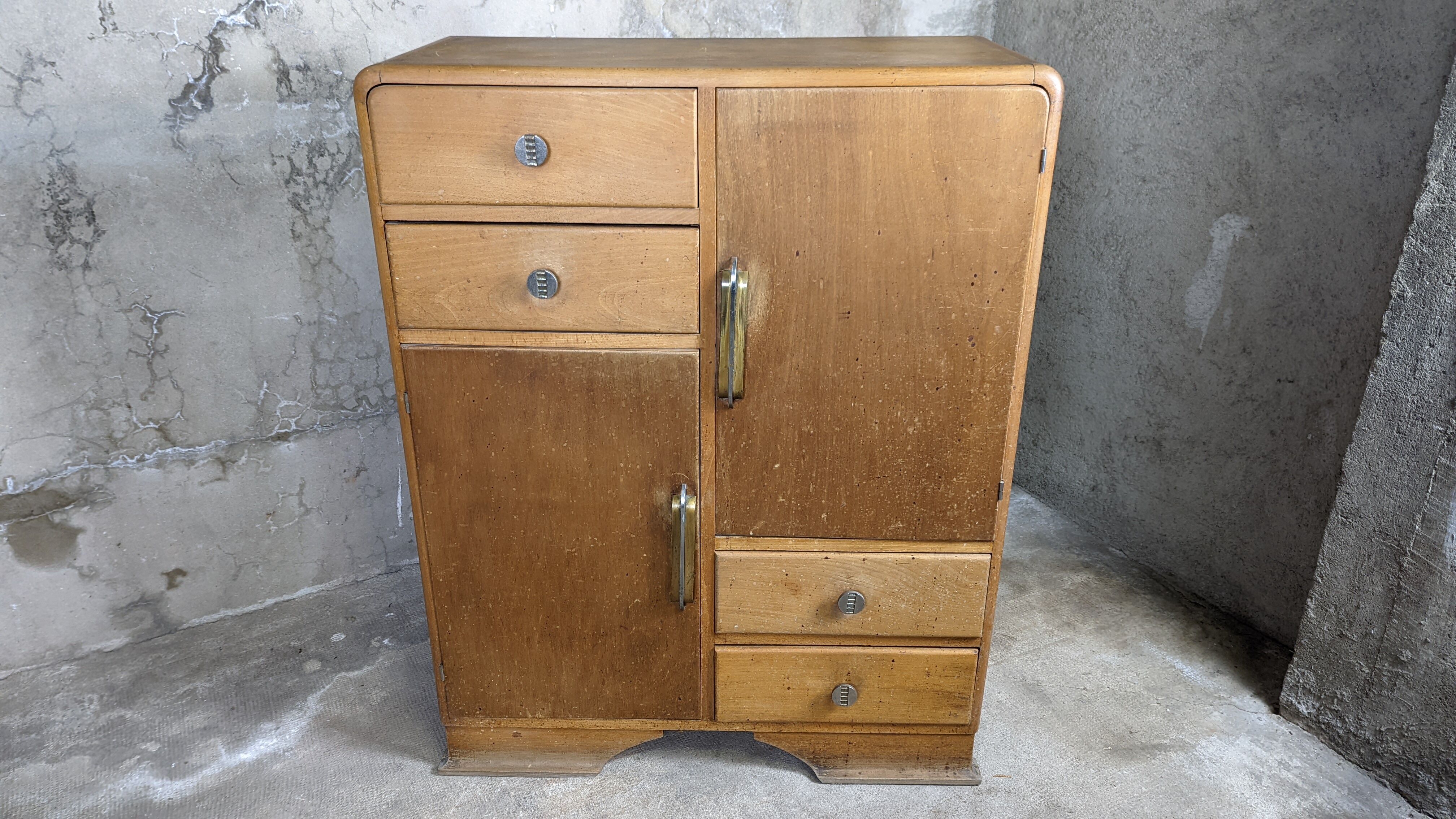 Vintage design chest of drawers