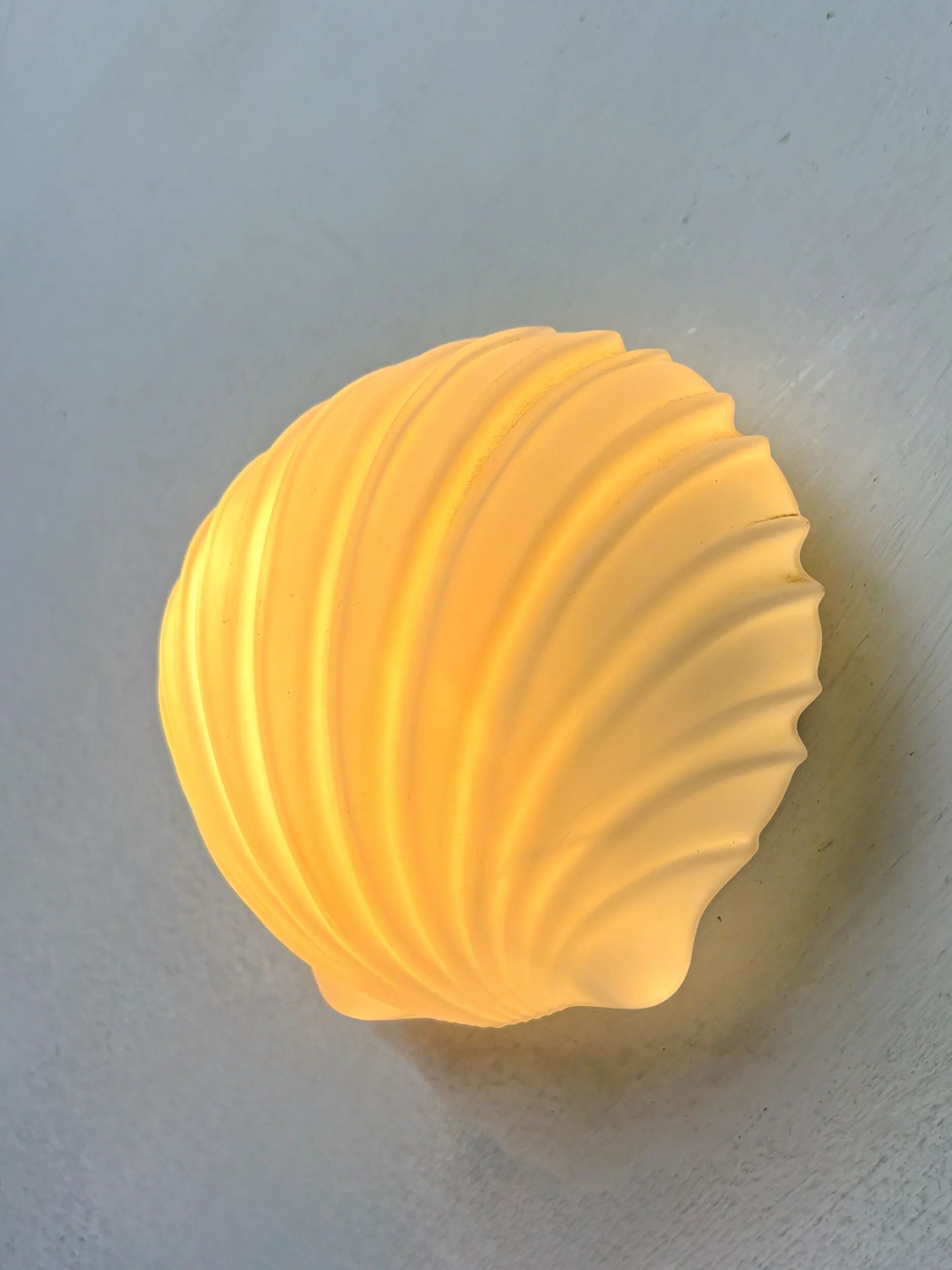 Applique murale en forme de coquillage par Limburg, verre opalin, Allemagne années 1970.