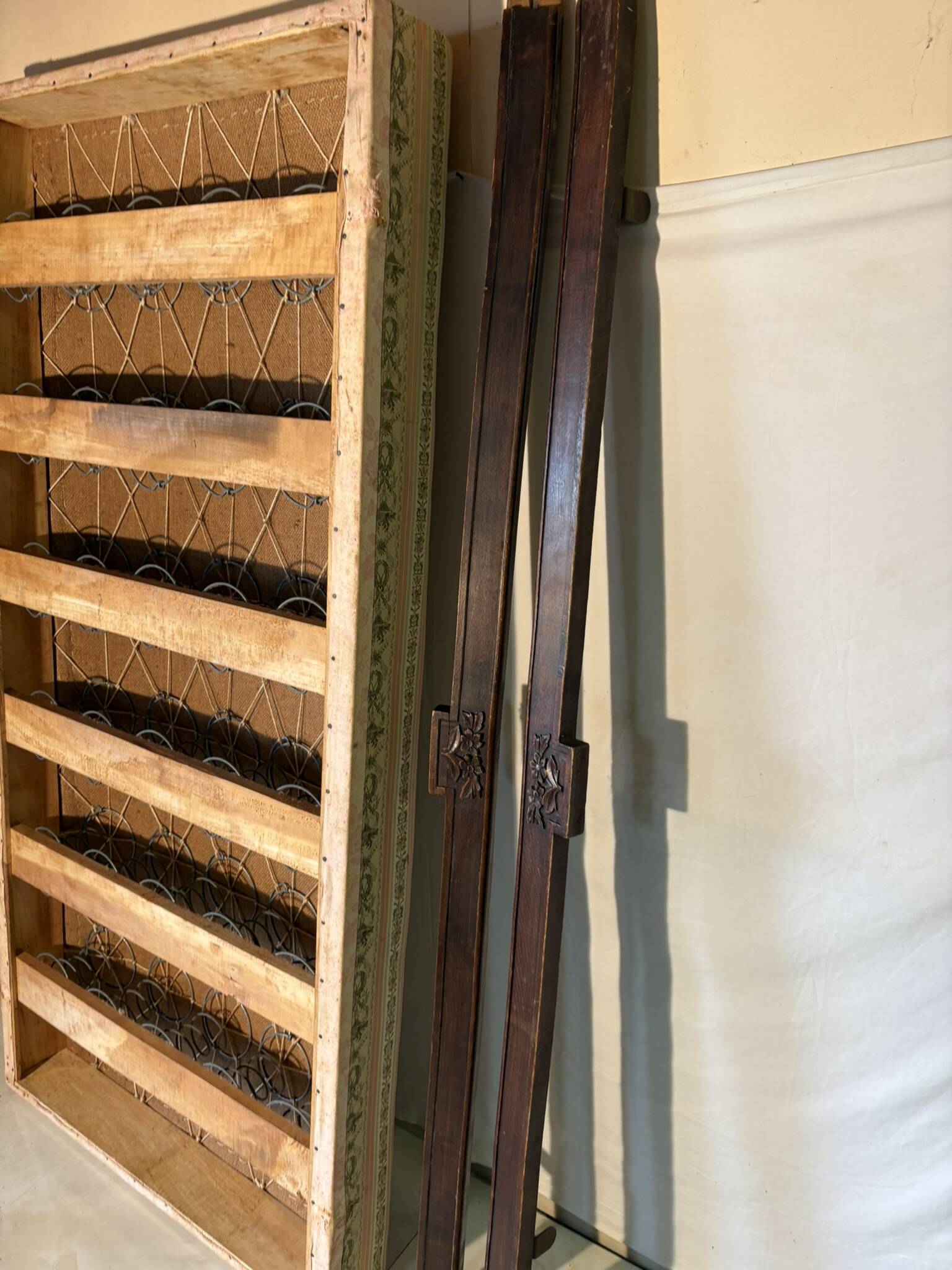 Antique Louis XVI style daybed in carved wood and patterned fabric