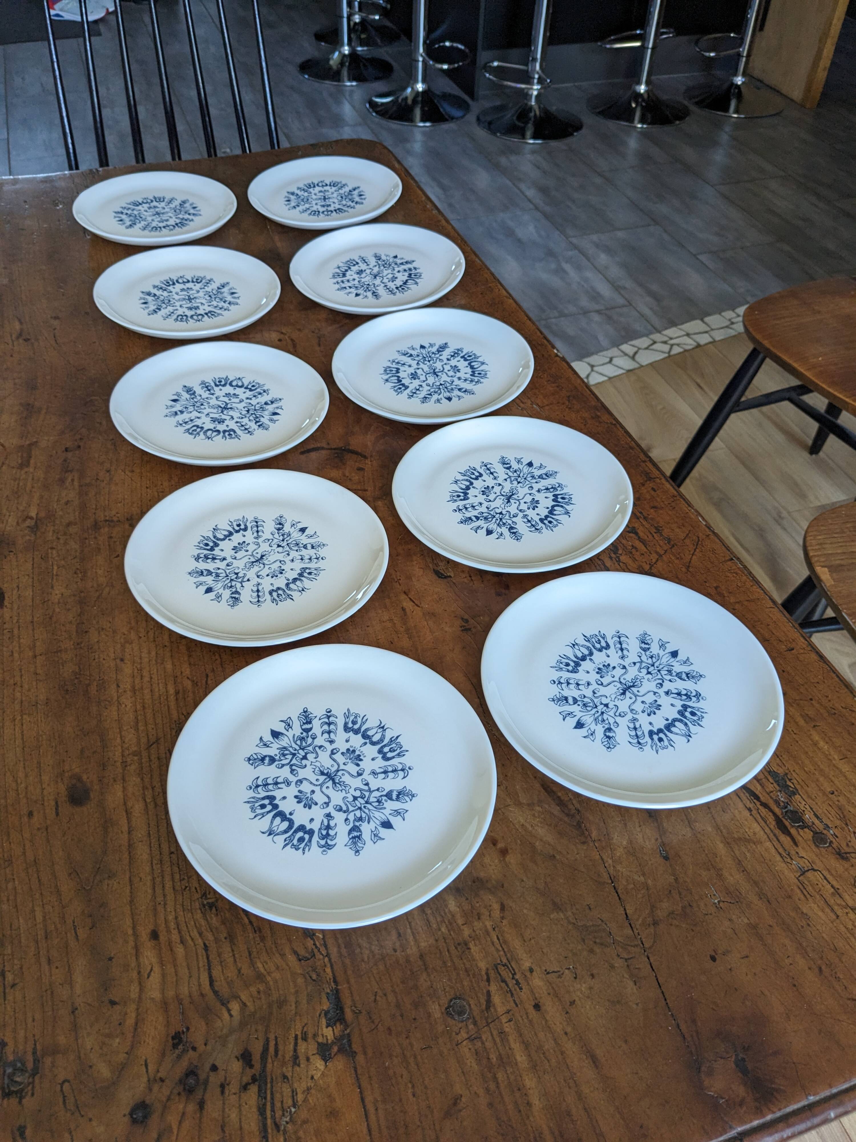 Service de 10 assiettes à dessert vintages par Sovirel