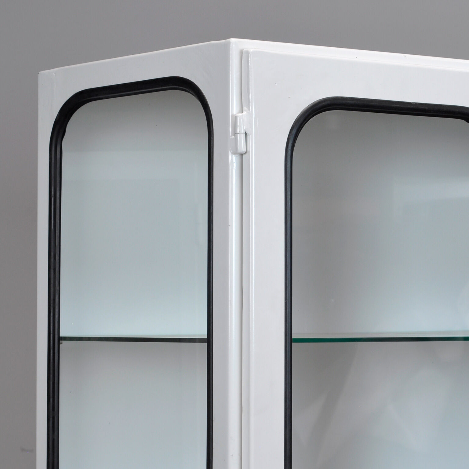 Armoire médicale en verre et fer vintage restaurée, années 1970