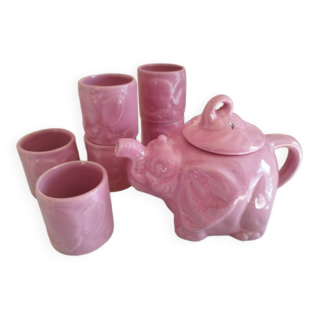 Elephant teapot and its cups