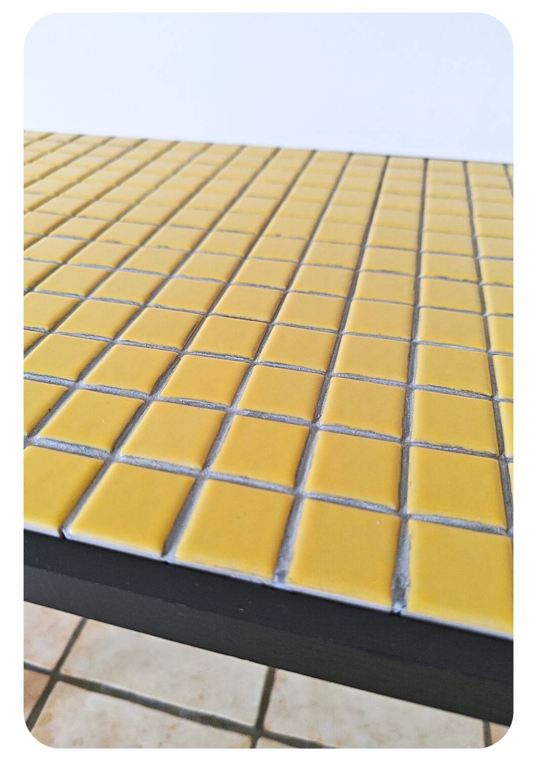 Table d'appoint en mosaïque du milieu du siècle