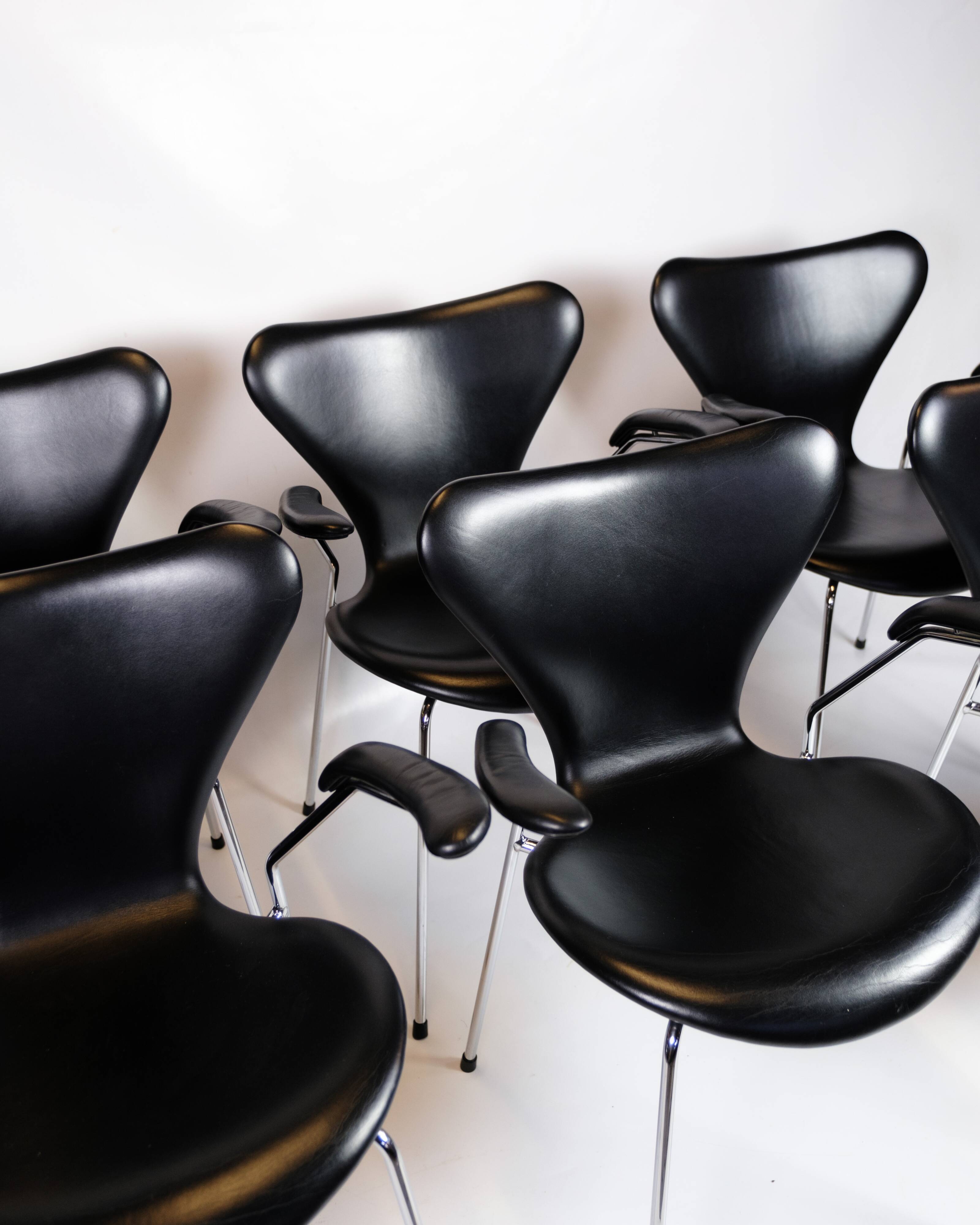 Seven Chair With Arms Model 3207 Made In Black Leather By Arne Jacobsen For Fritz Hansen
