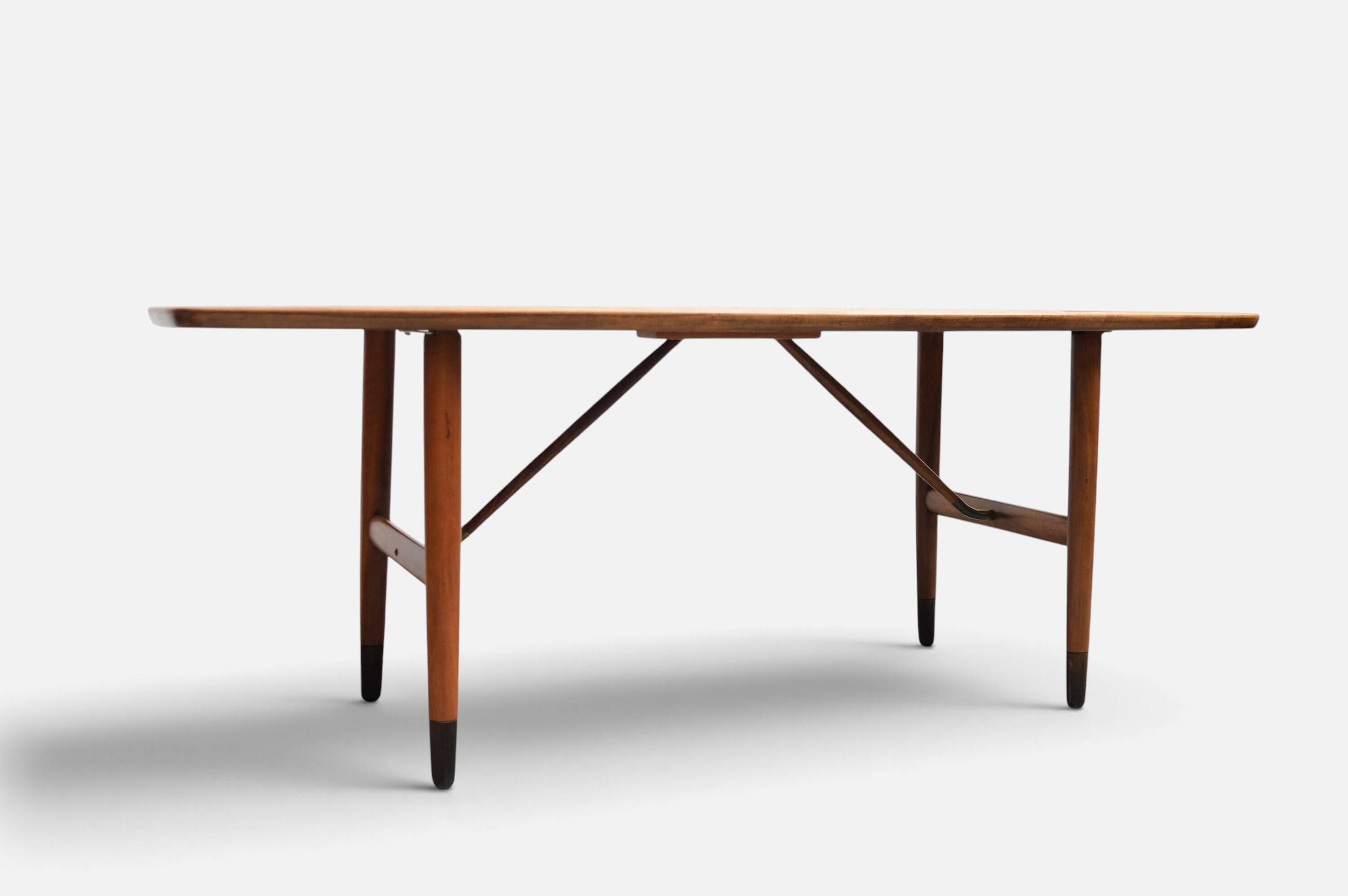 Table basse Anton Kildeberg (attribuée), noyer et laiton, Danemark années 1950-60.