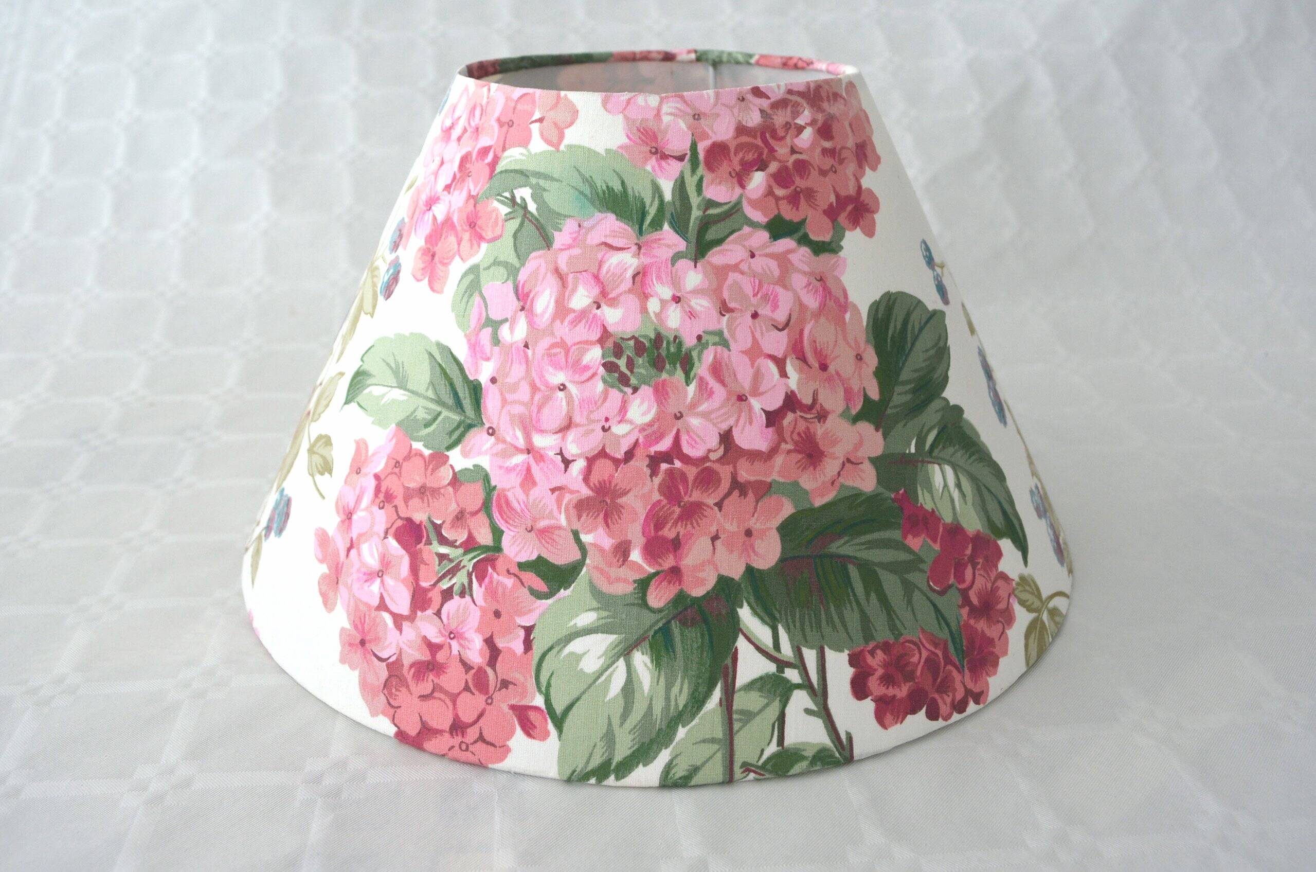 Abat-jour motif hortensias, fleurs cottage anglais,  tissu vintage