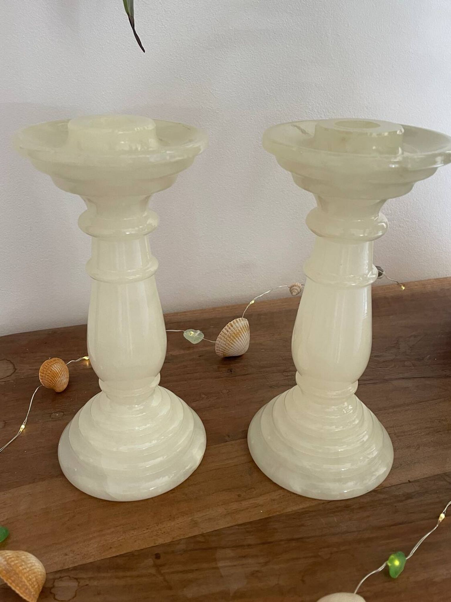 Paire de bougeoirs en albâtre