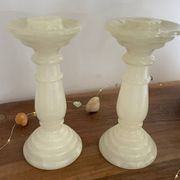 Paire de bougeoirs en albâtre