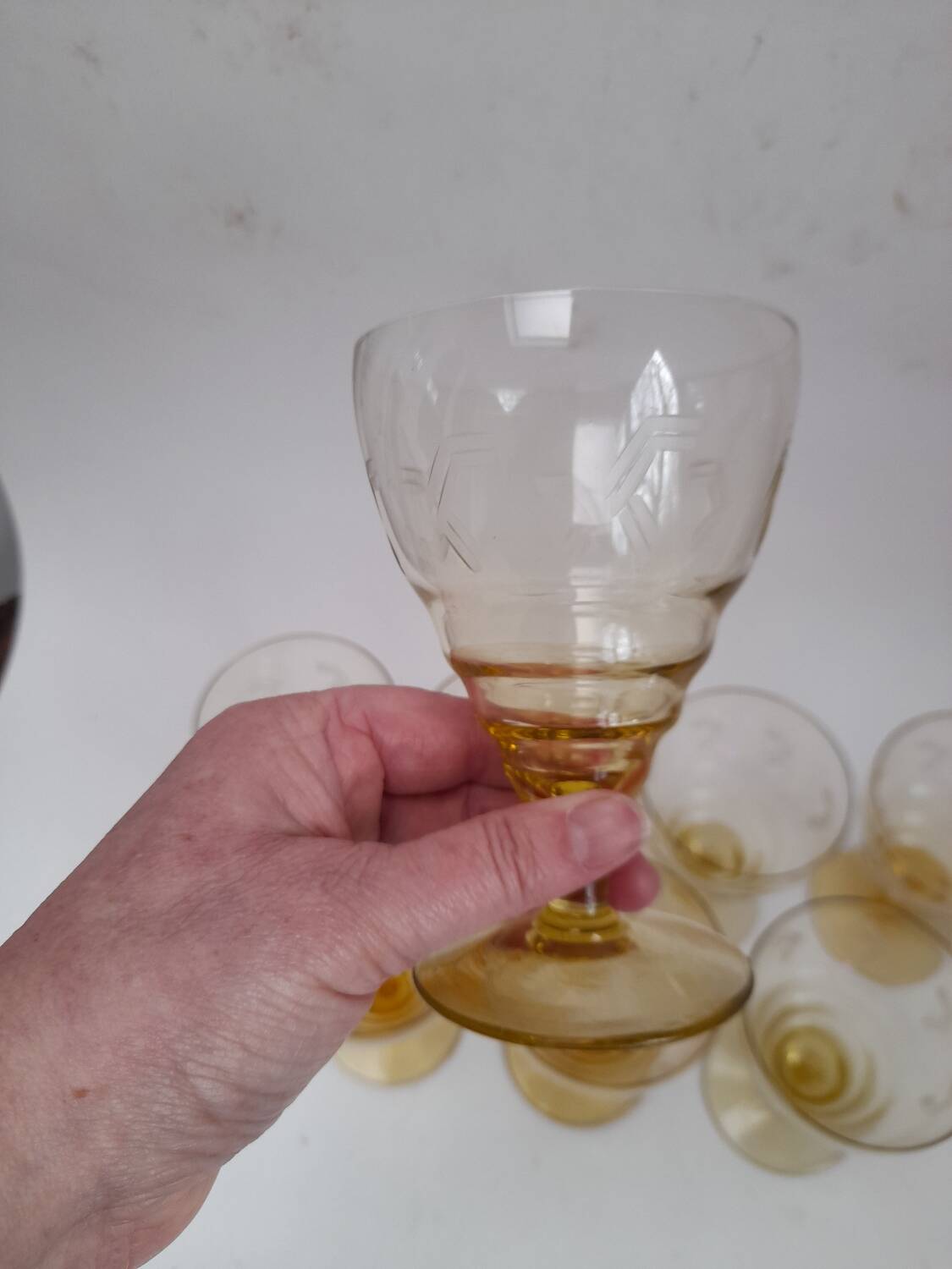 Lot de 8 verres à vin gravés anciens
