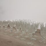 Verres à pied anciens taillés style St Louis 30 pièces