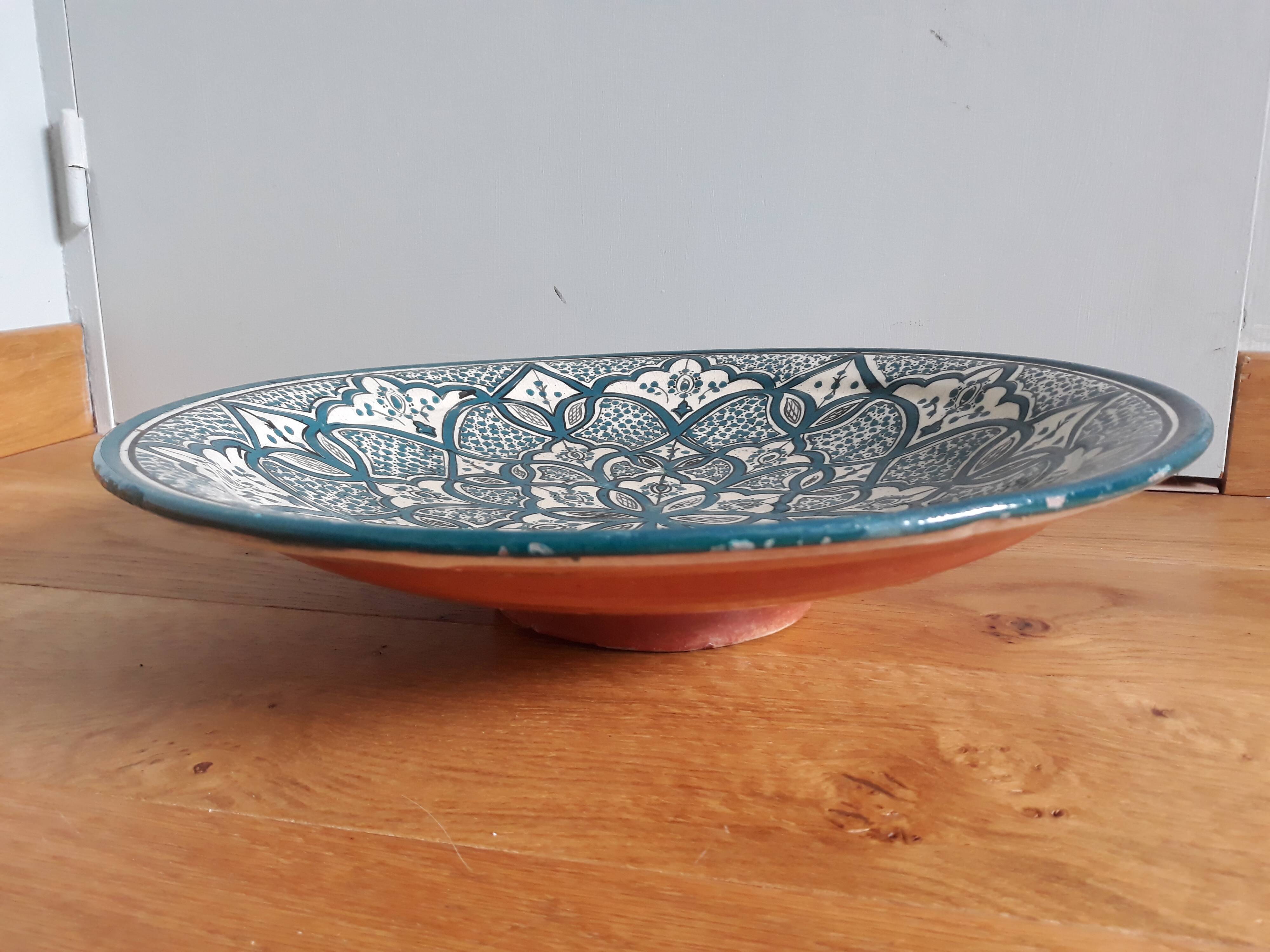 Round dish in artisanal ceramic from Safi in Morocco