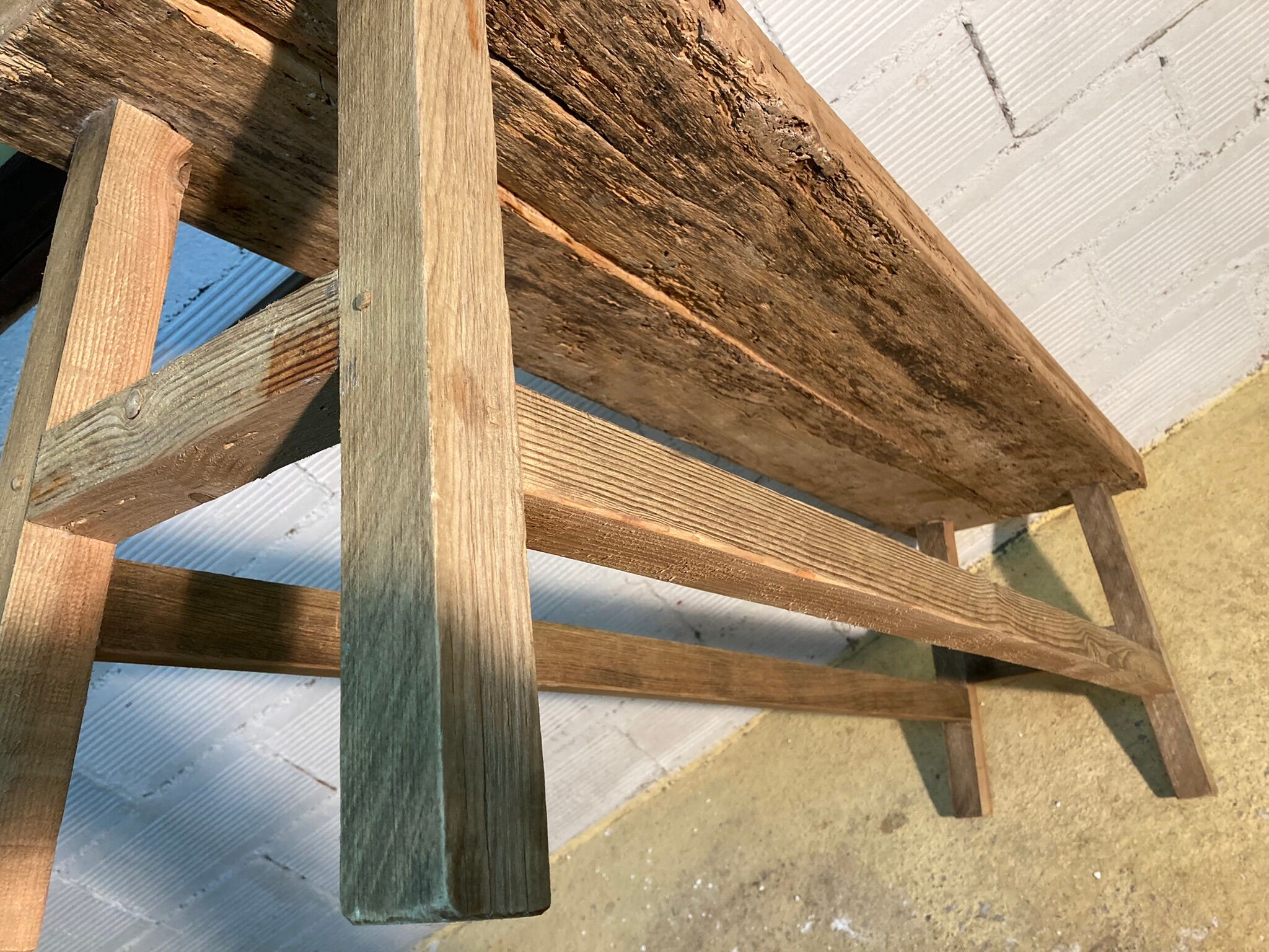 Banc ancien en bois brut