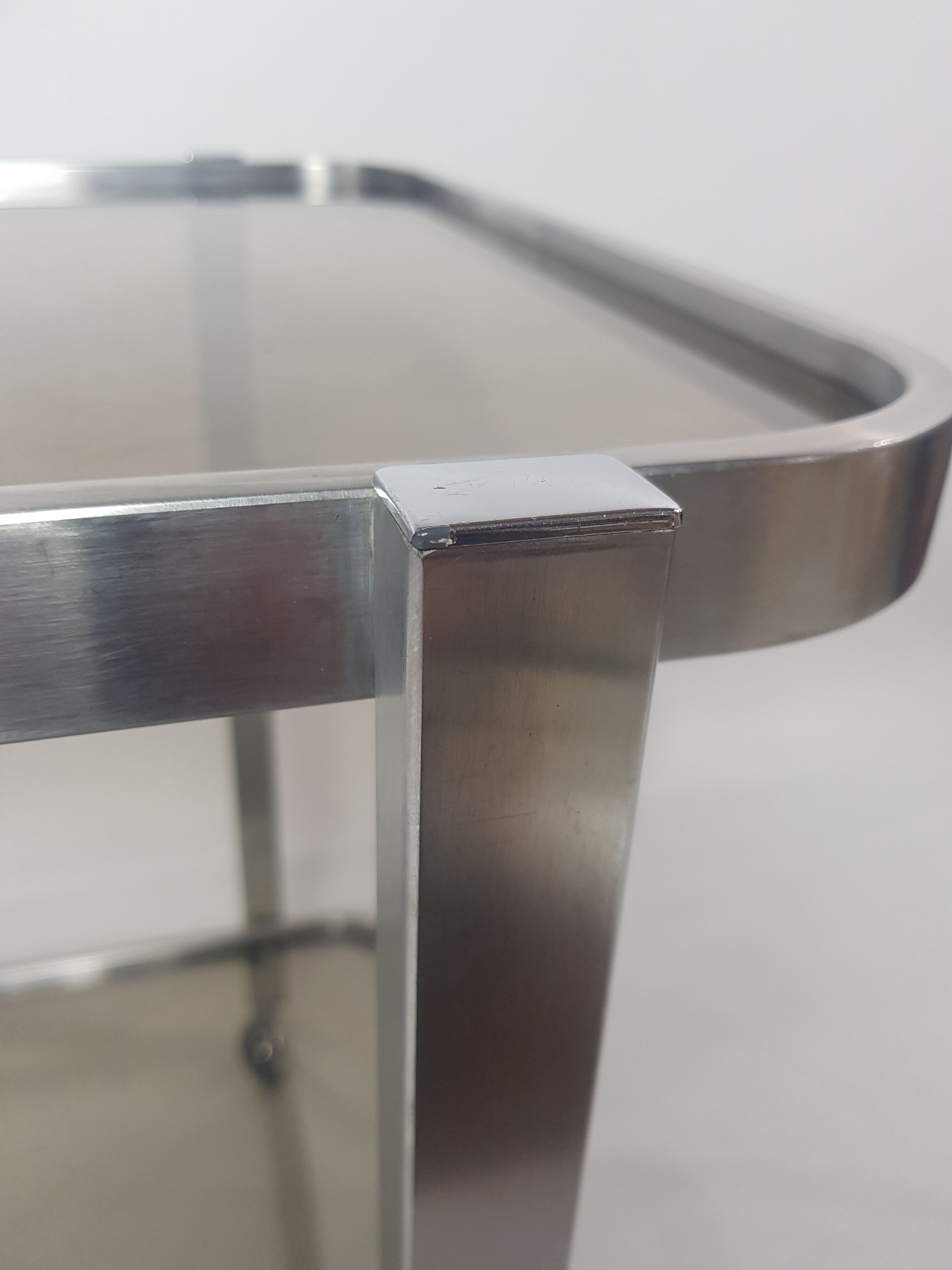 Chariot de service acier brossé et verre fumé années 70