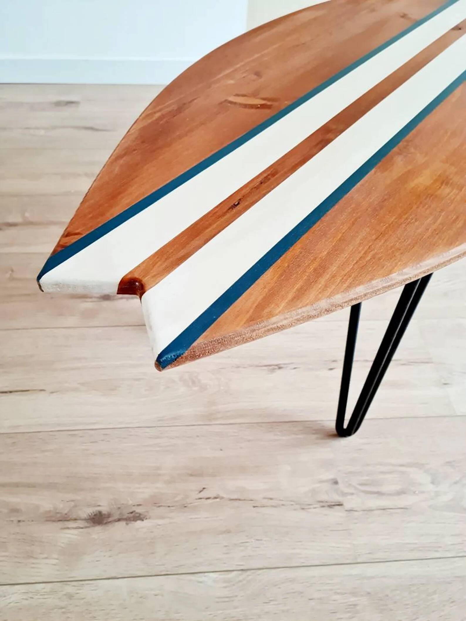 Surf coffee table | pin legs