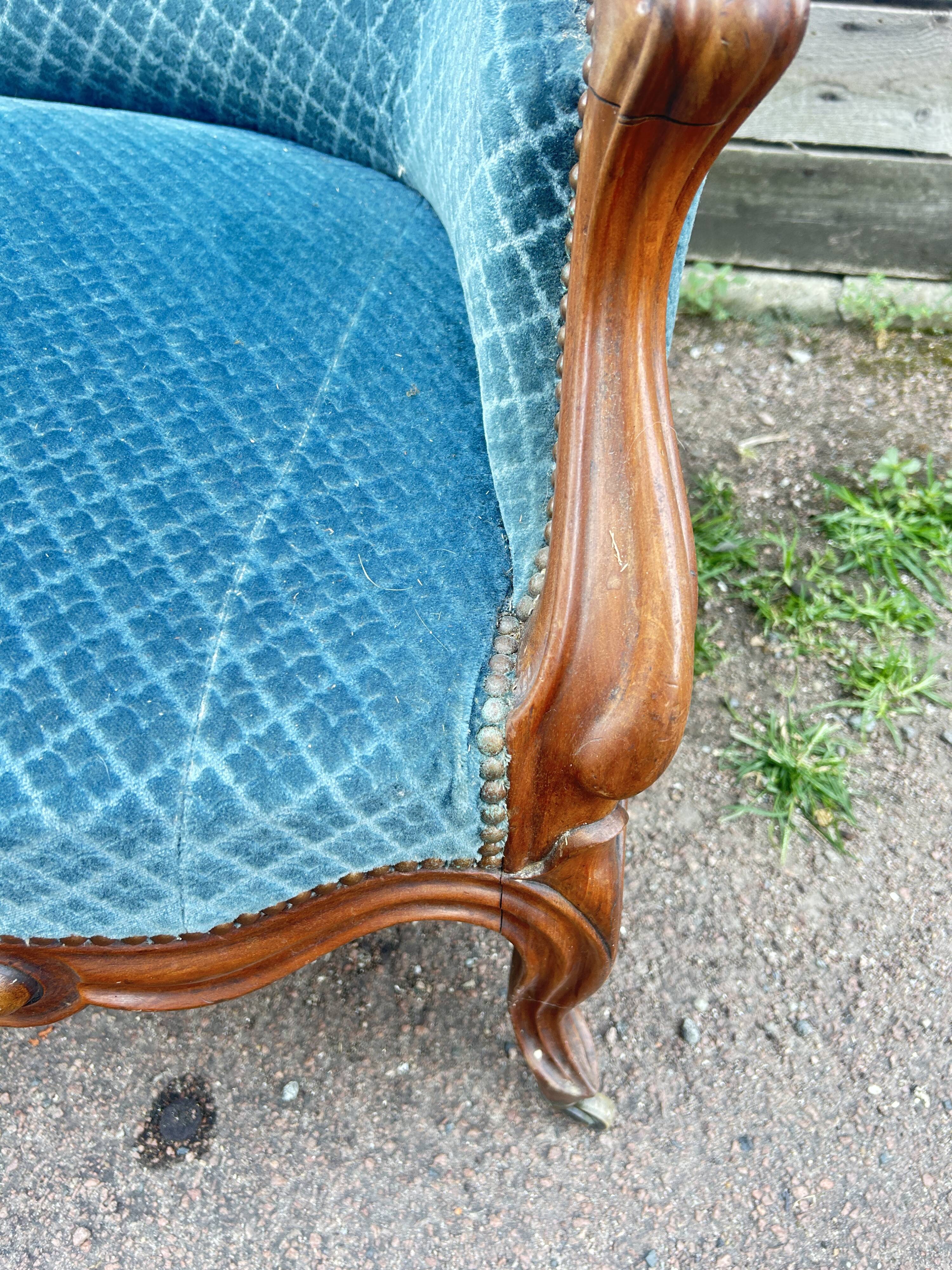 Napoleon III walnut canapé, blue velvet fabric.