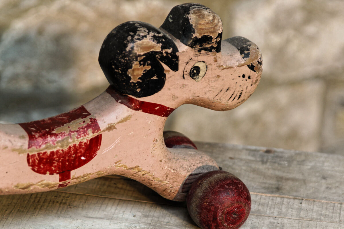 Wooden poodle with wheels, pink and red, flooring game to shoot